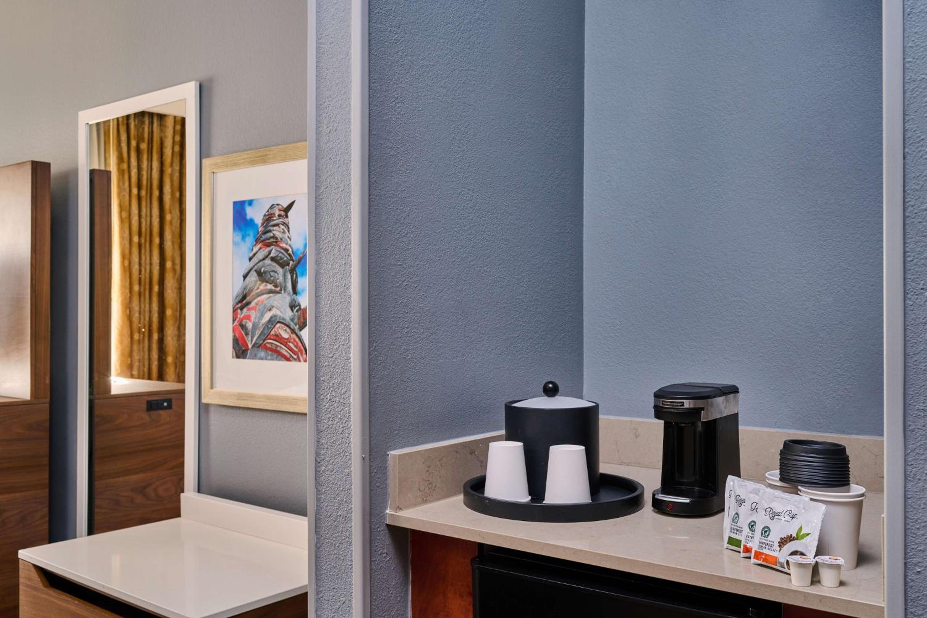 King Room with Microwave and Refrigerator - Non-Smoking - Photo 7