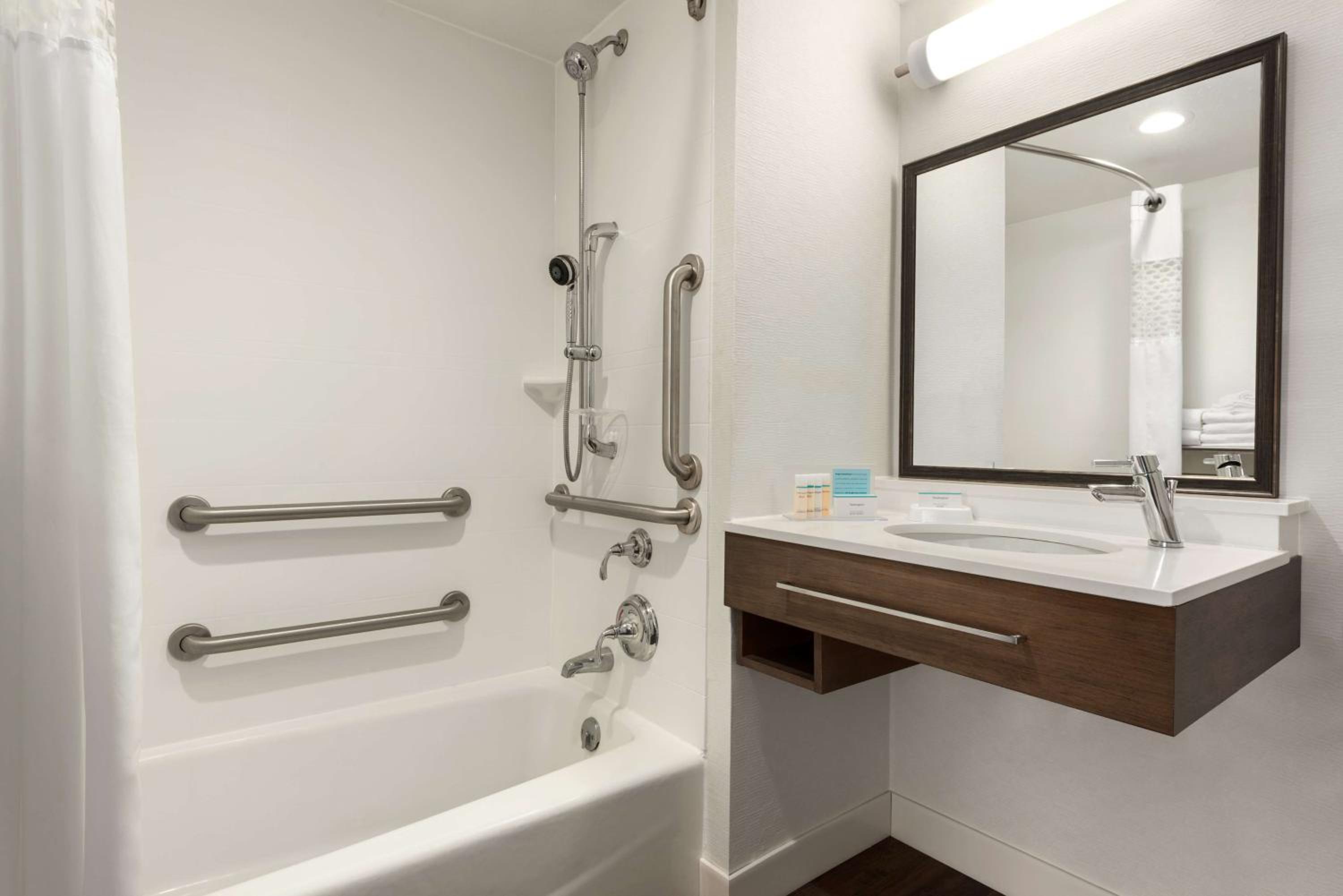 Queen Room with Two Queen Beds - Mobility and Hearing Access/Non-Smoking - Photo 4