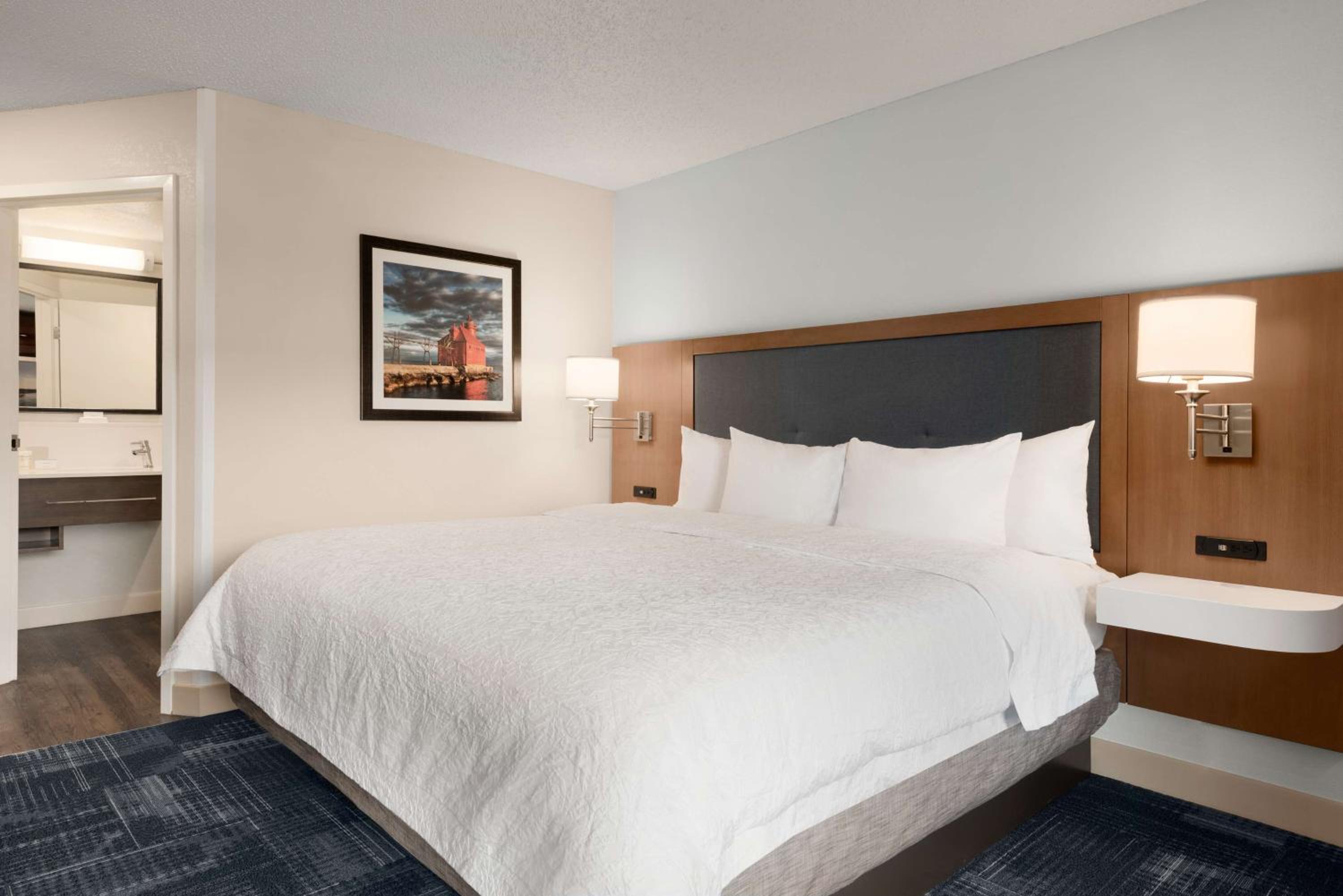 King Room with King Bed - Non-Smoking - Photo 1