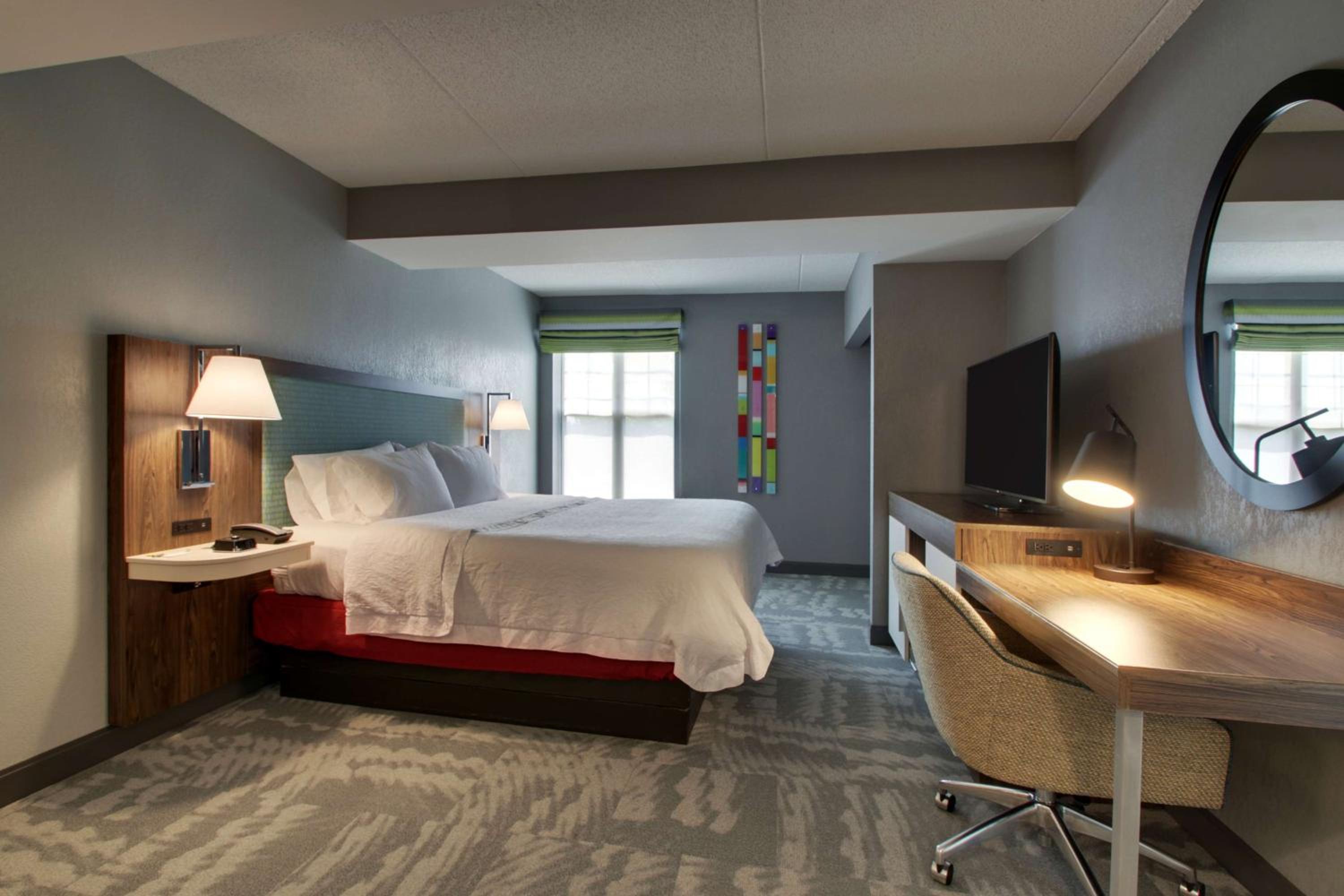 One-Bedroom King Suite with Sofa Bed - Non-Smoking - Photo 4