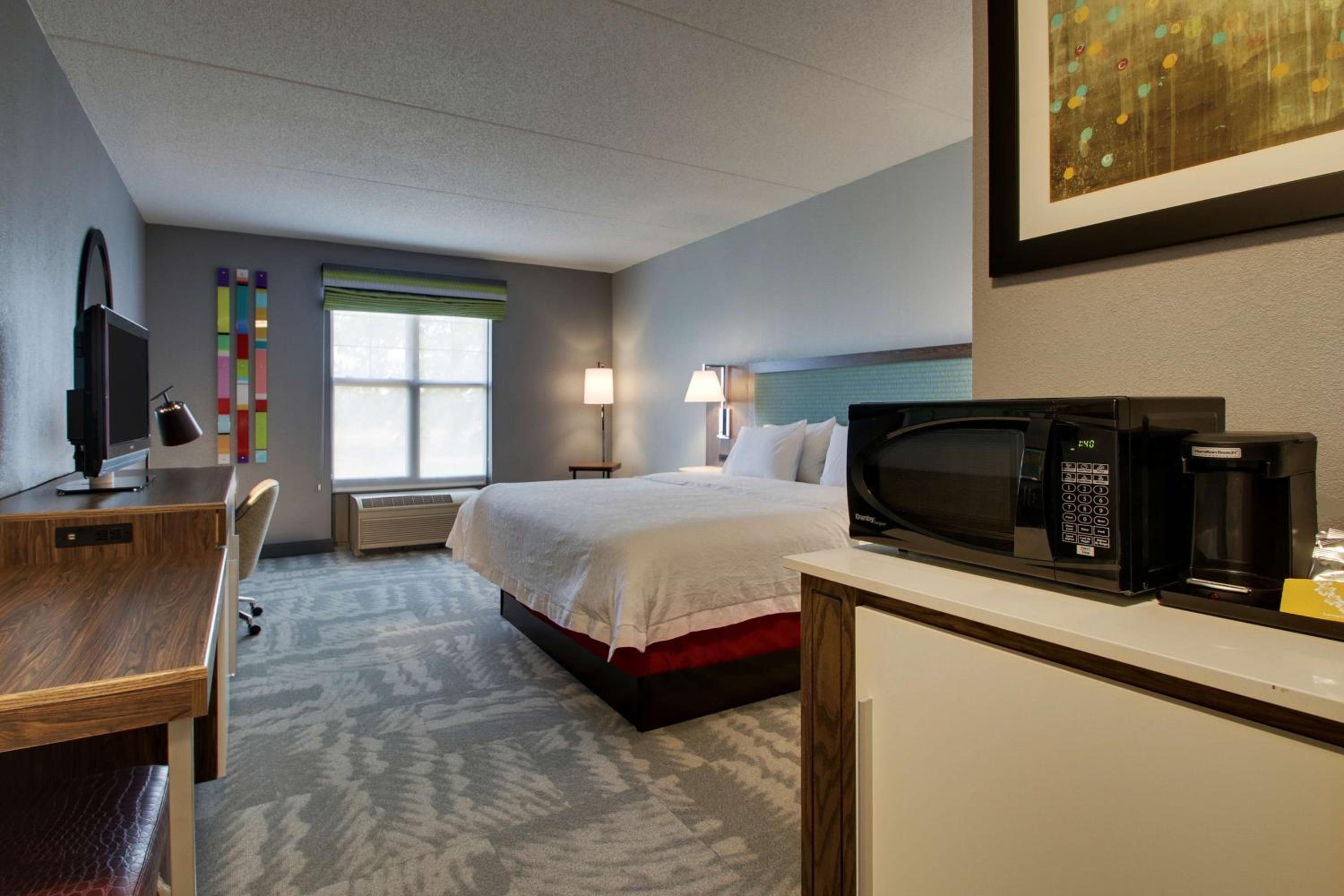 King Room with King Bed - Non-Smoking - Photo 4