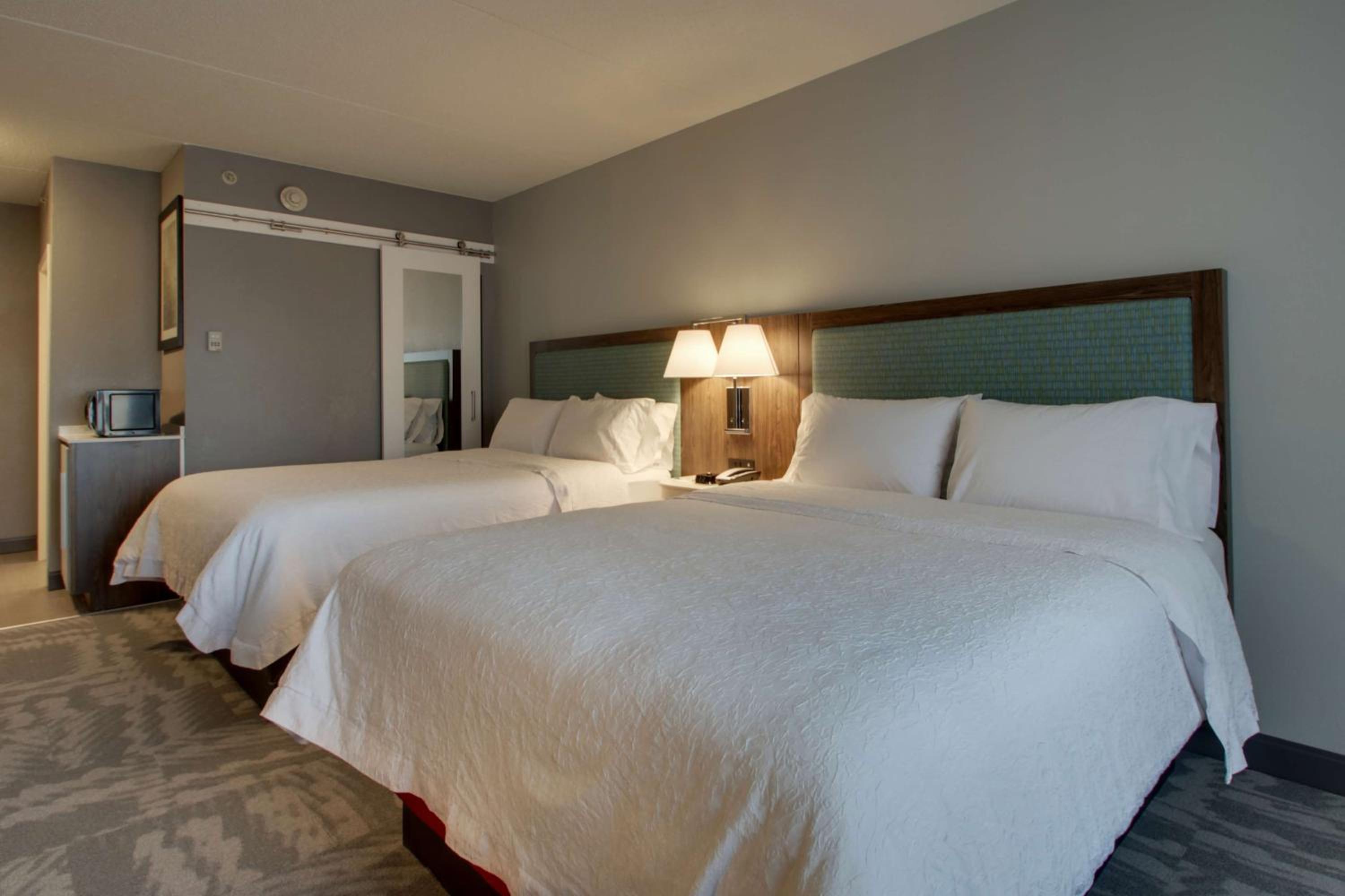 Room with Two Queen Beds - Non-Smoking - Photo 3