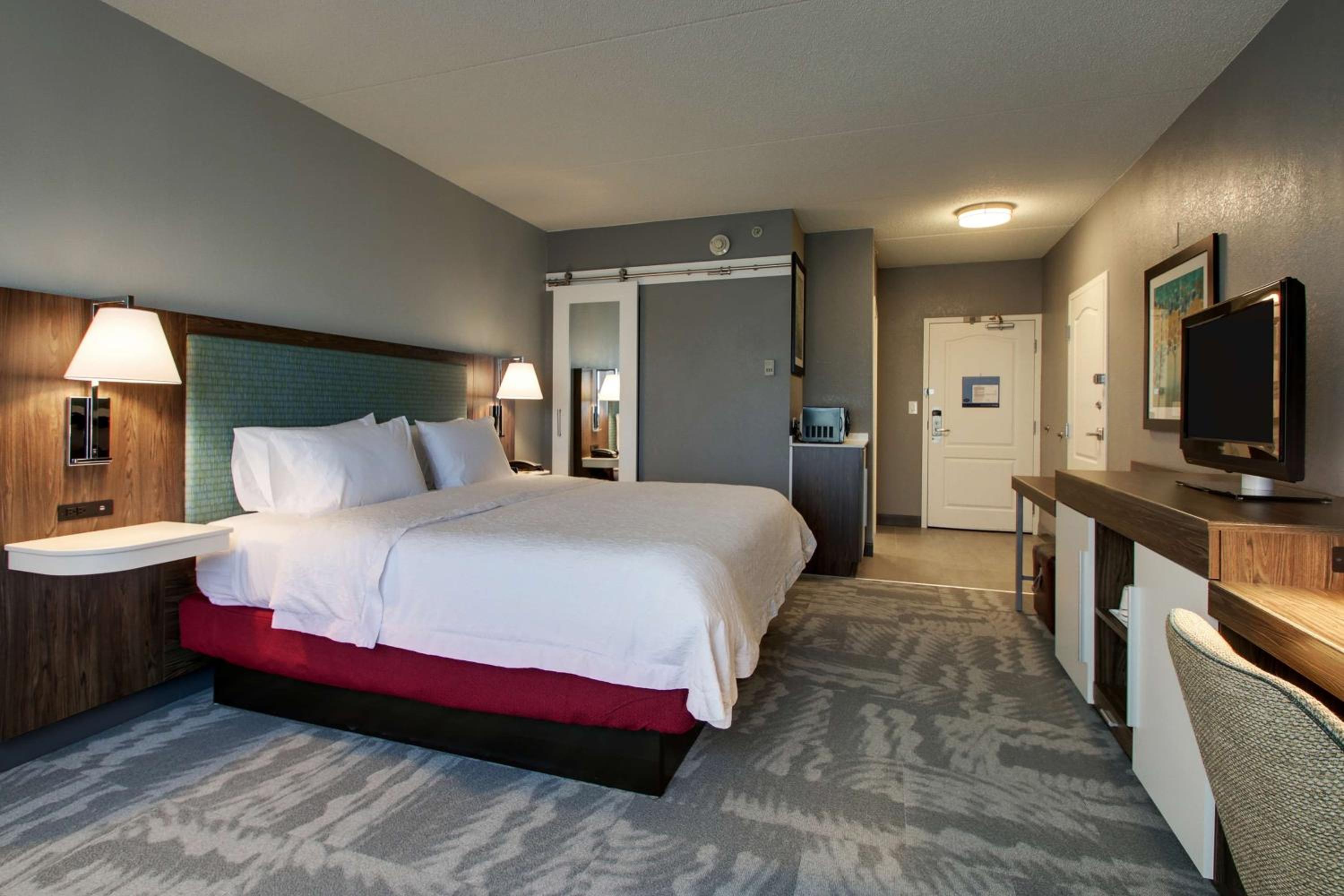 King Room with King Bed - Non-Smoking - Photo 3