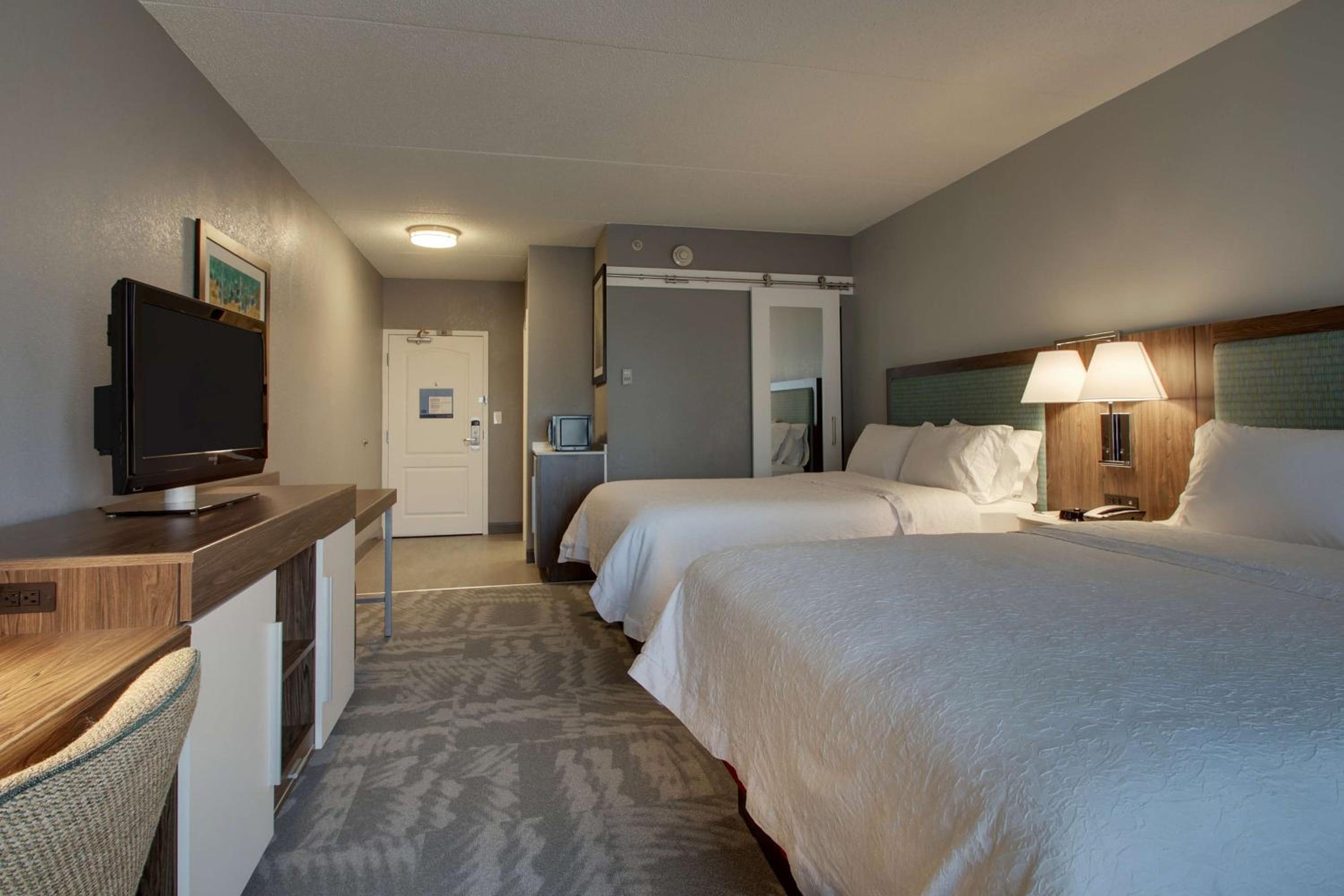 Room with Two Queen Beds - Non-Smoking - Photo 2
