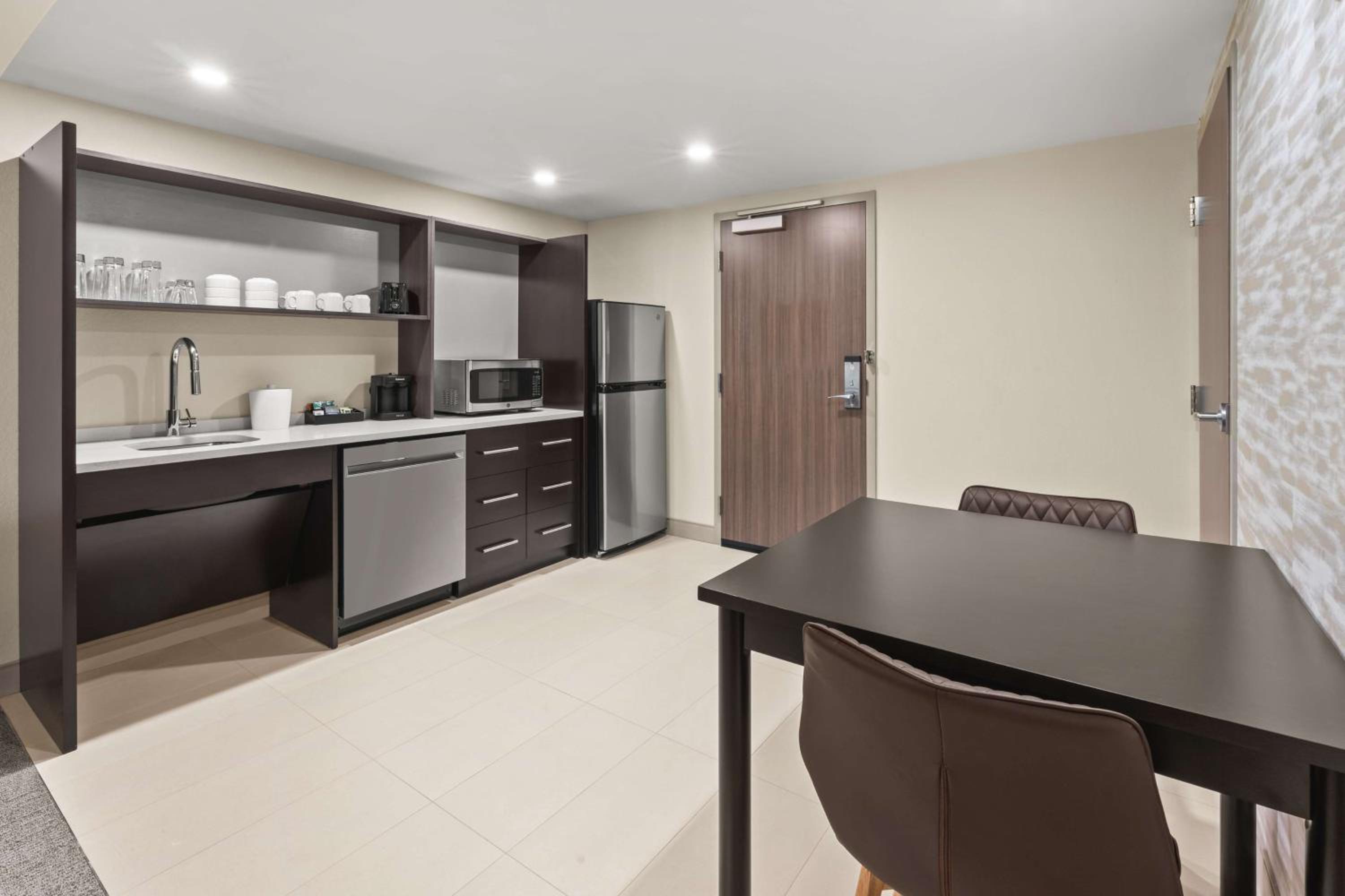 One-Bedroom King Suite - Photo 6