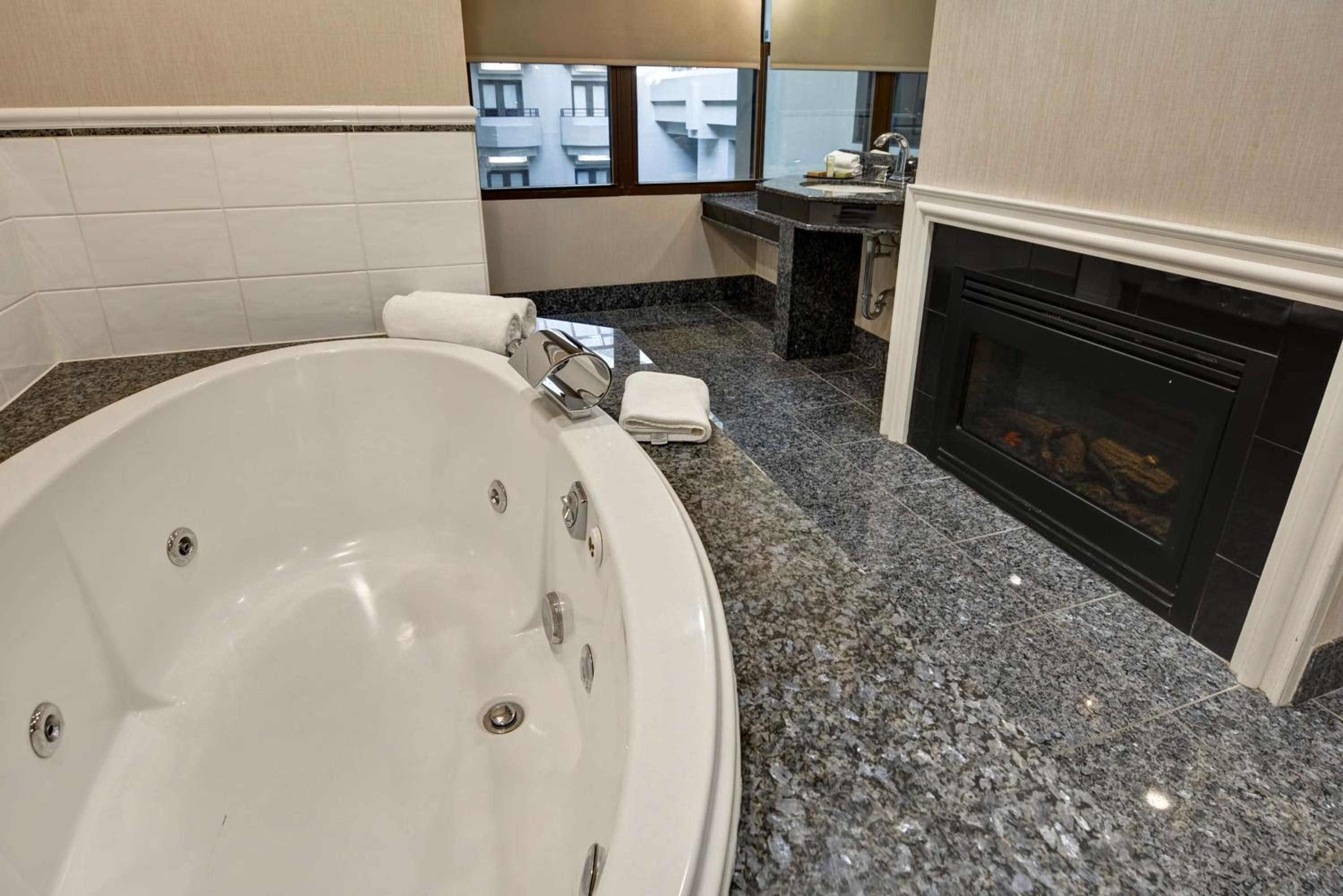 King Room with Whirlpool - Photo 6