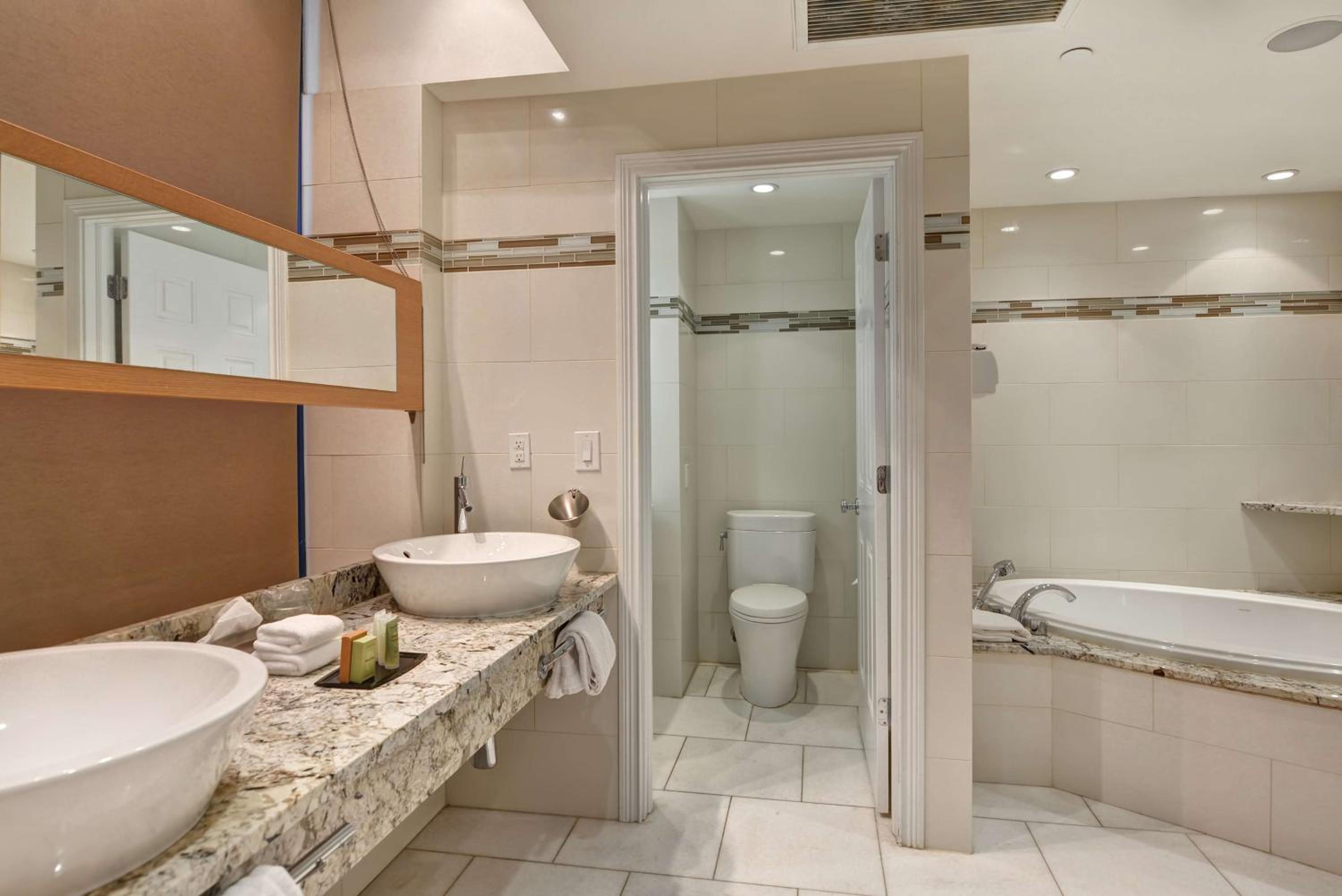 King Room with Whirlpool - Photo 7