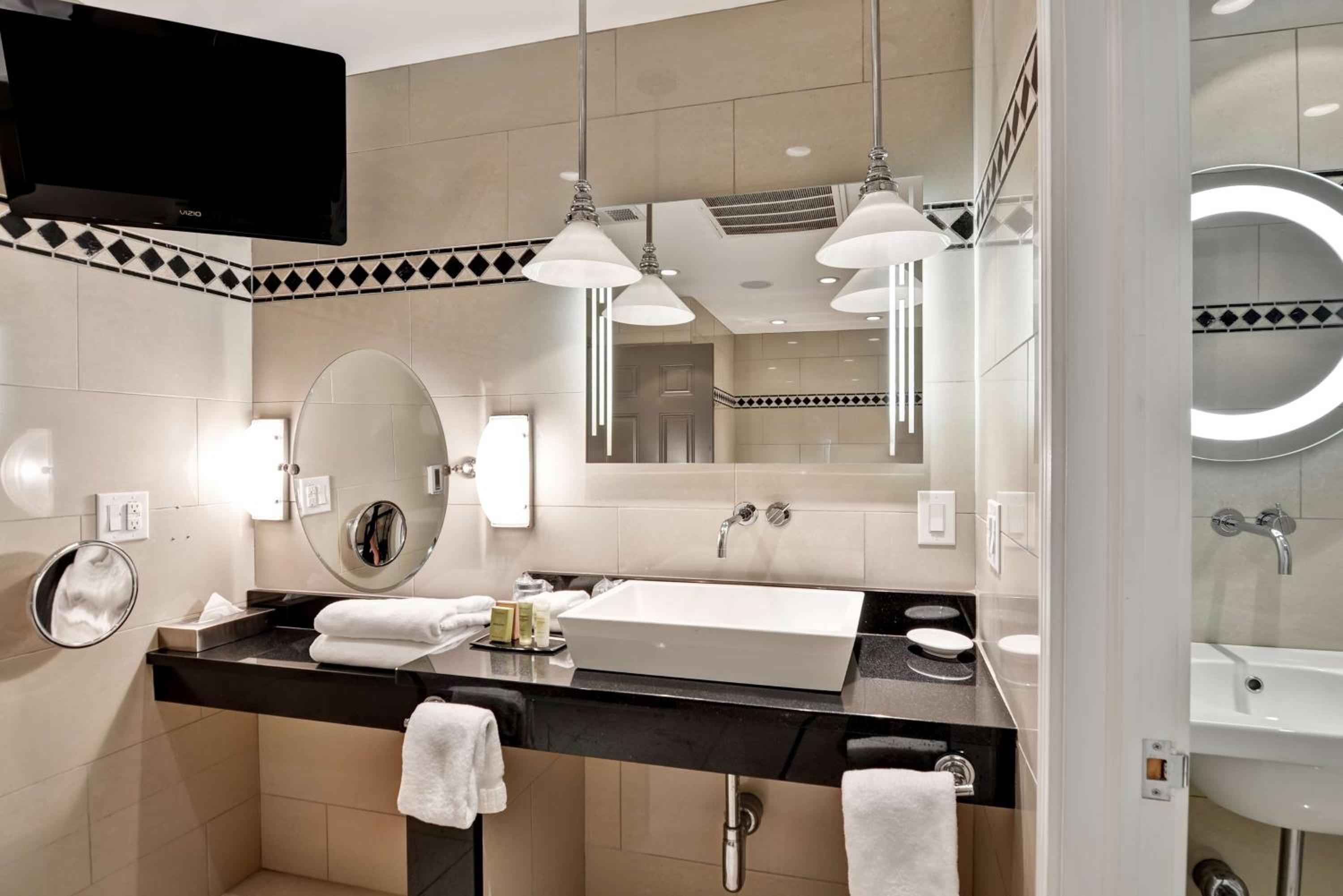 King Room with Whirlpool - Photo 9