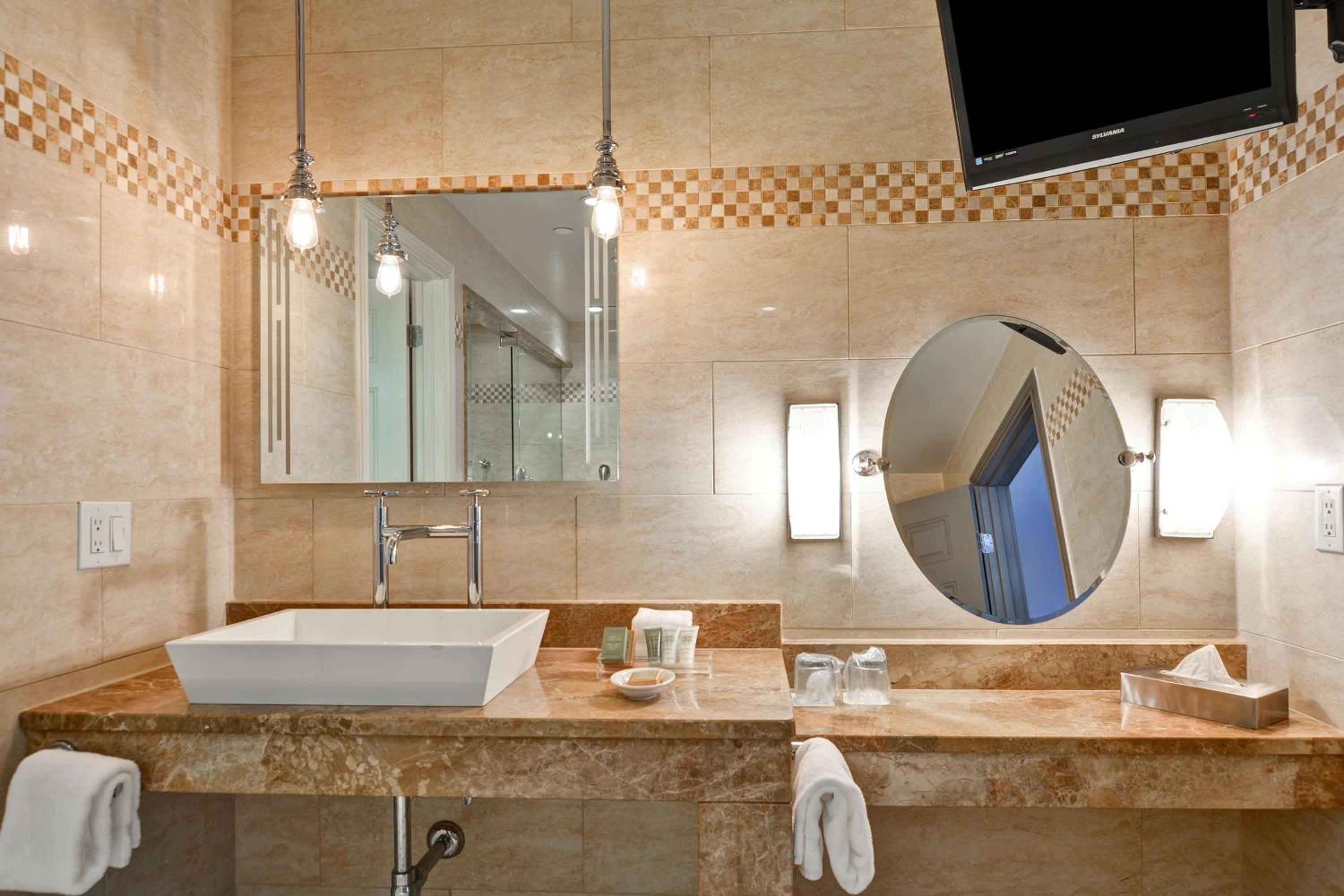 King Room with Whirlpool - Photo 8