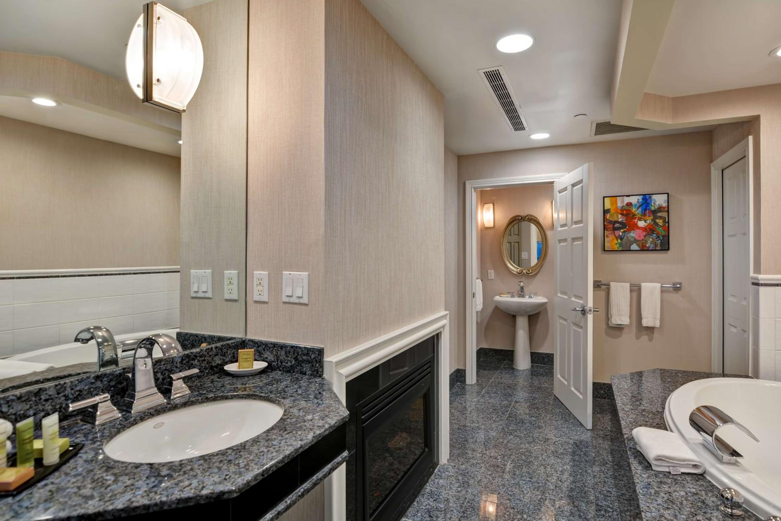 King Room with Whirlpool - Photo 10