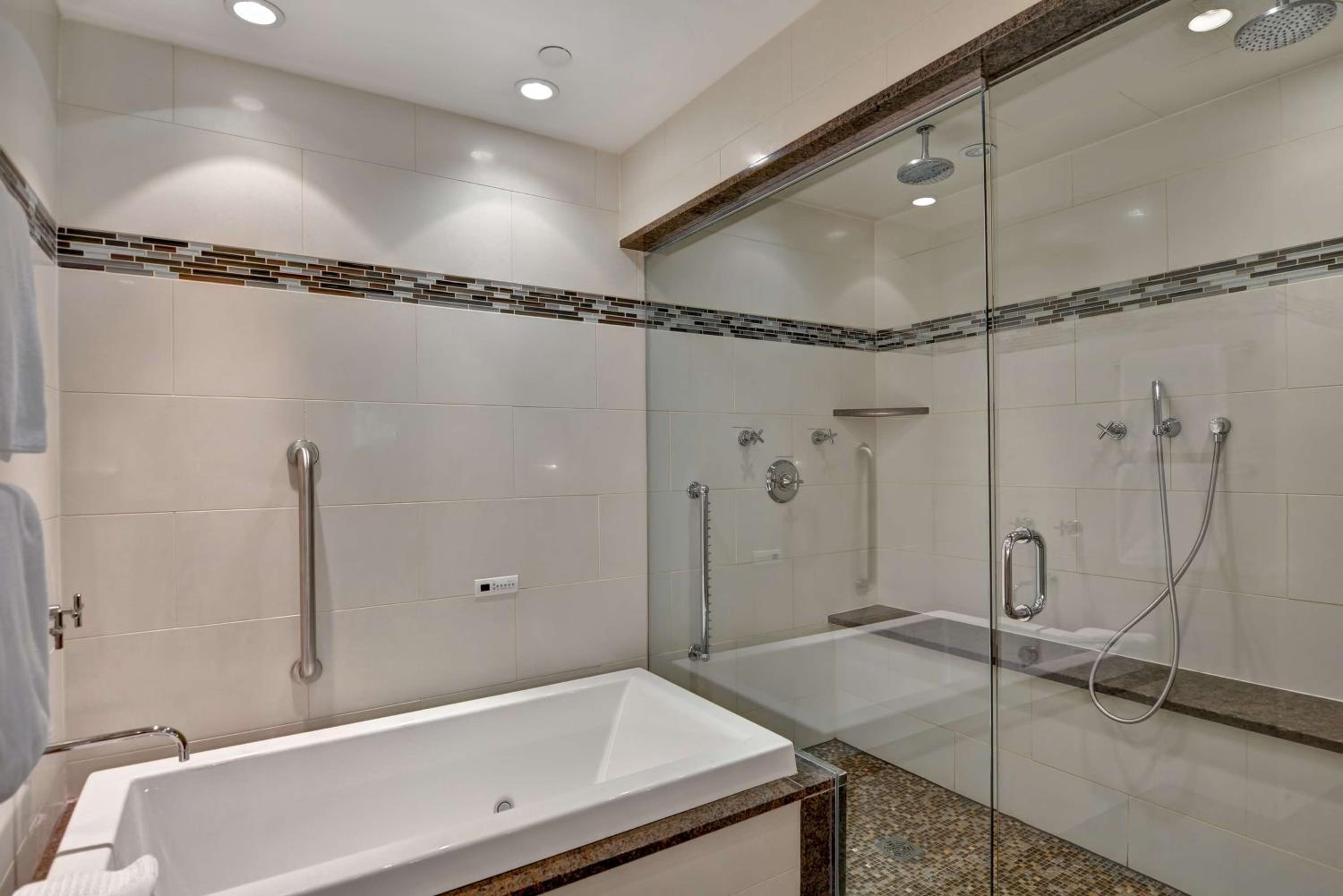 Premium King Room - Photo 2