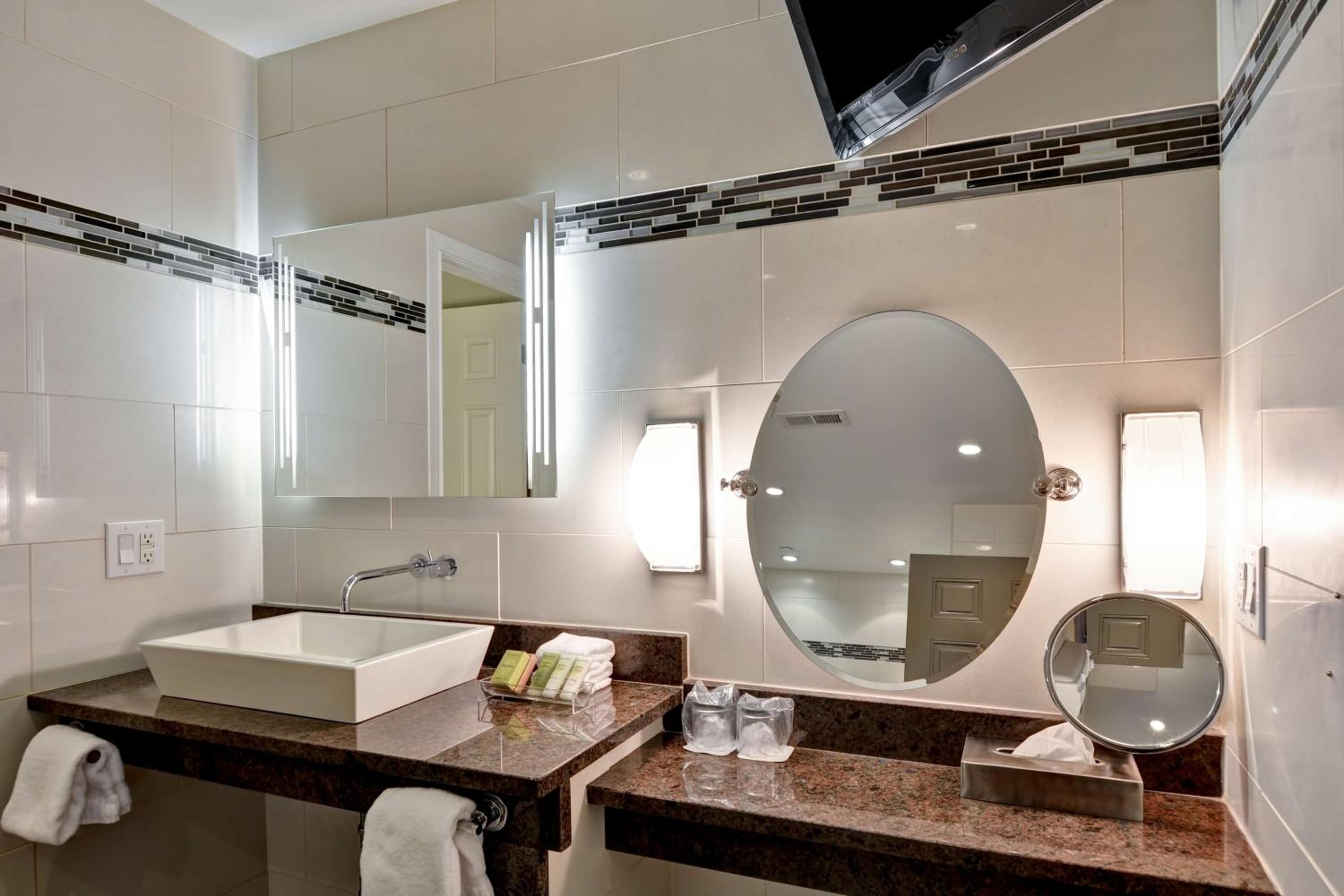 King Room with Whirlpool - Photo 11