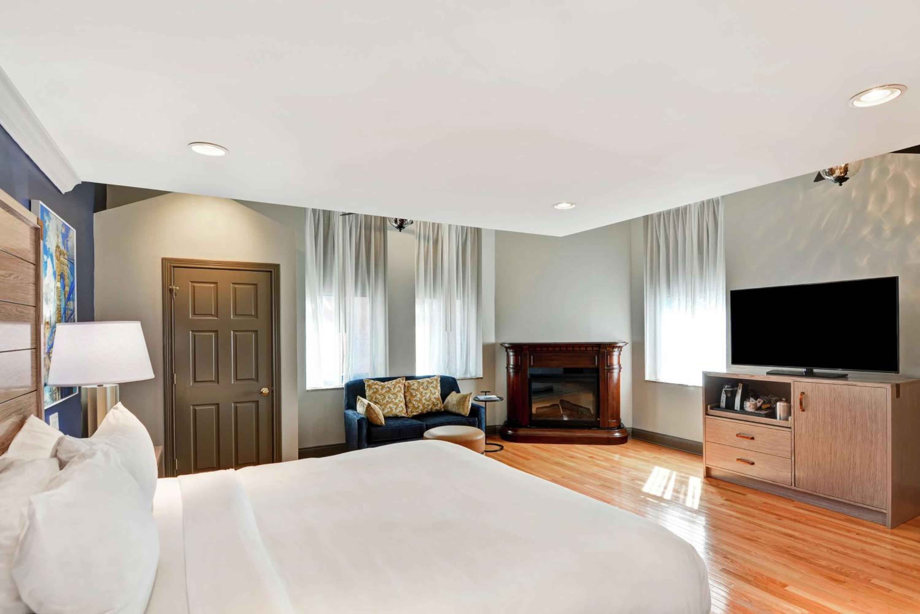 Premium King Room - Photo 3
