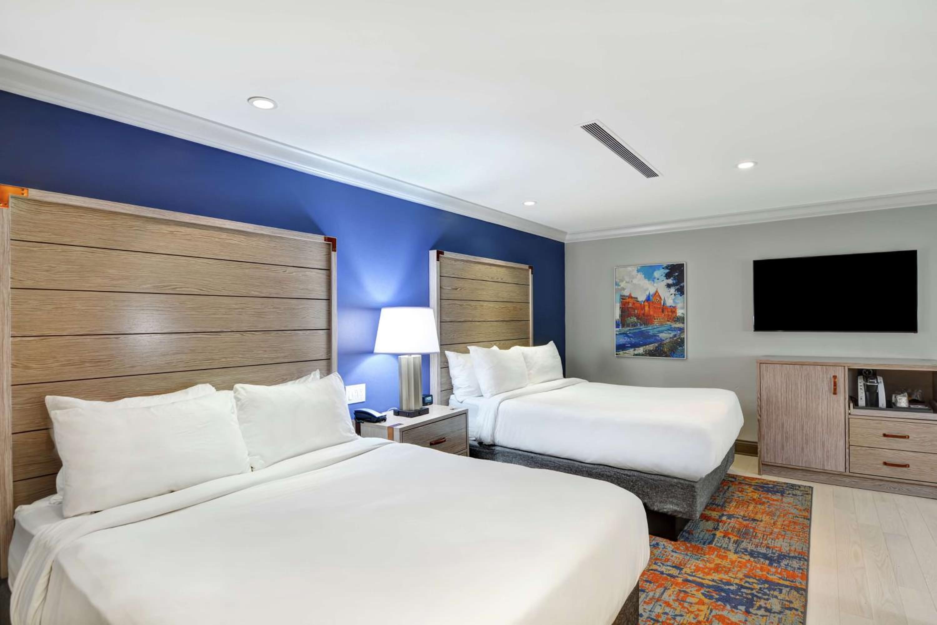 Queen Room with Two Queen Beds - Photo 3