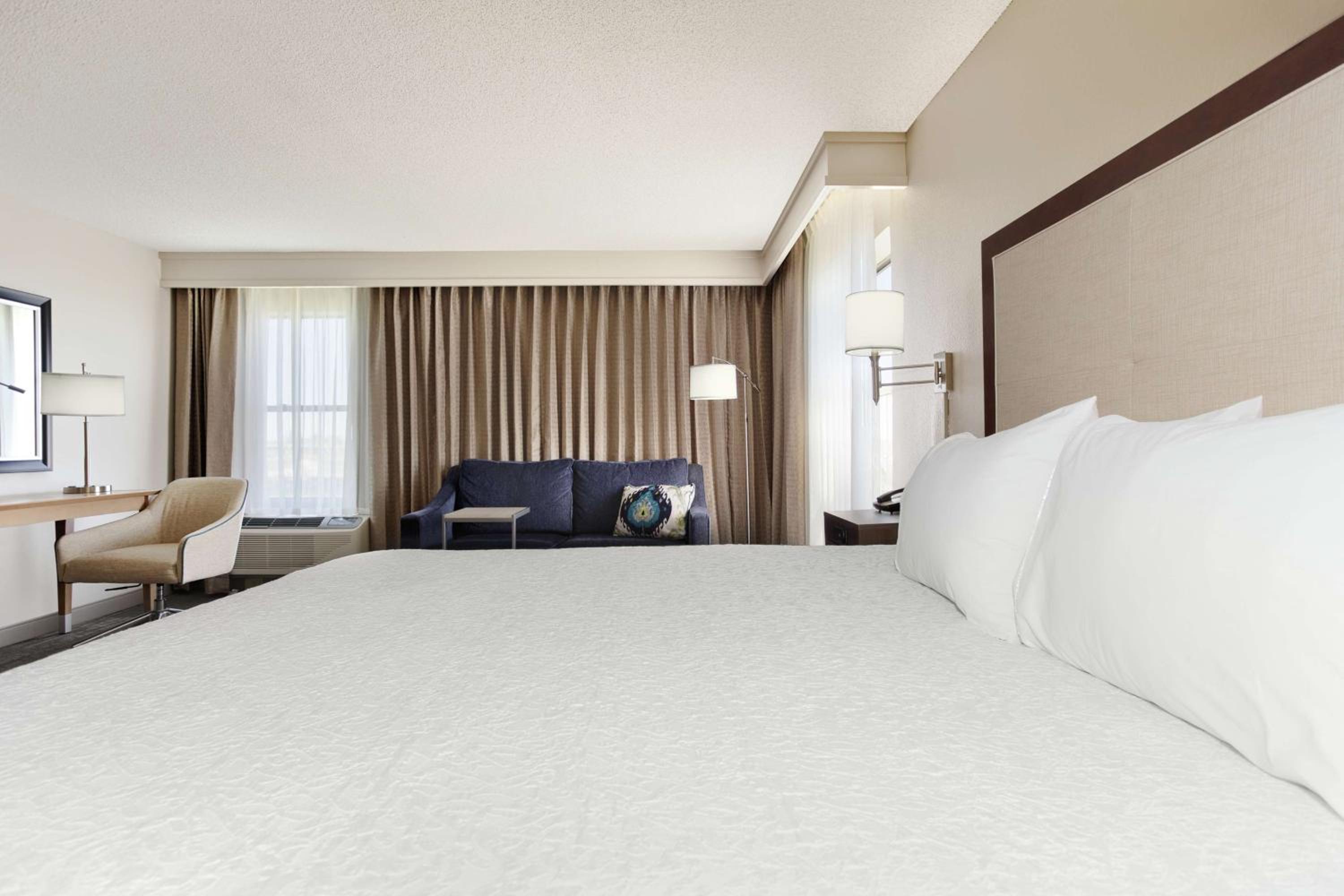 Deluxe King Room - Non-Smoking - Photo 2