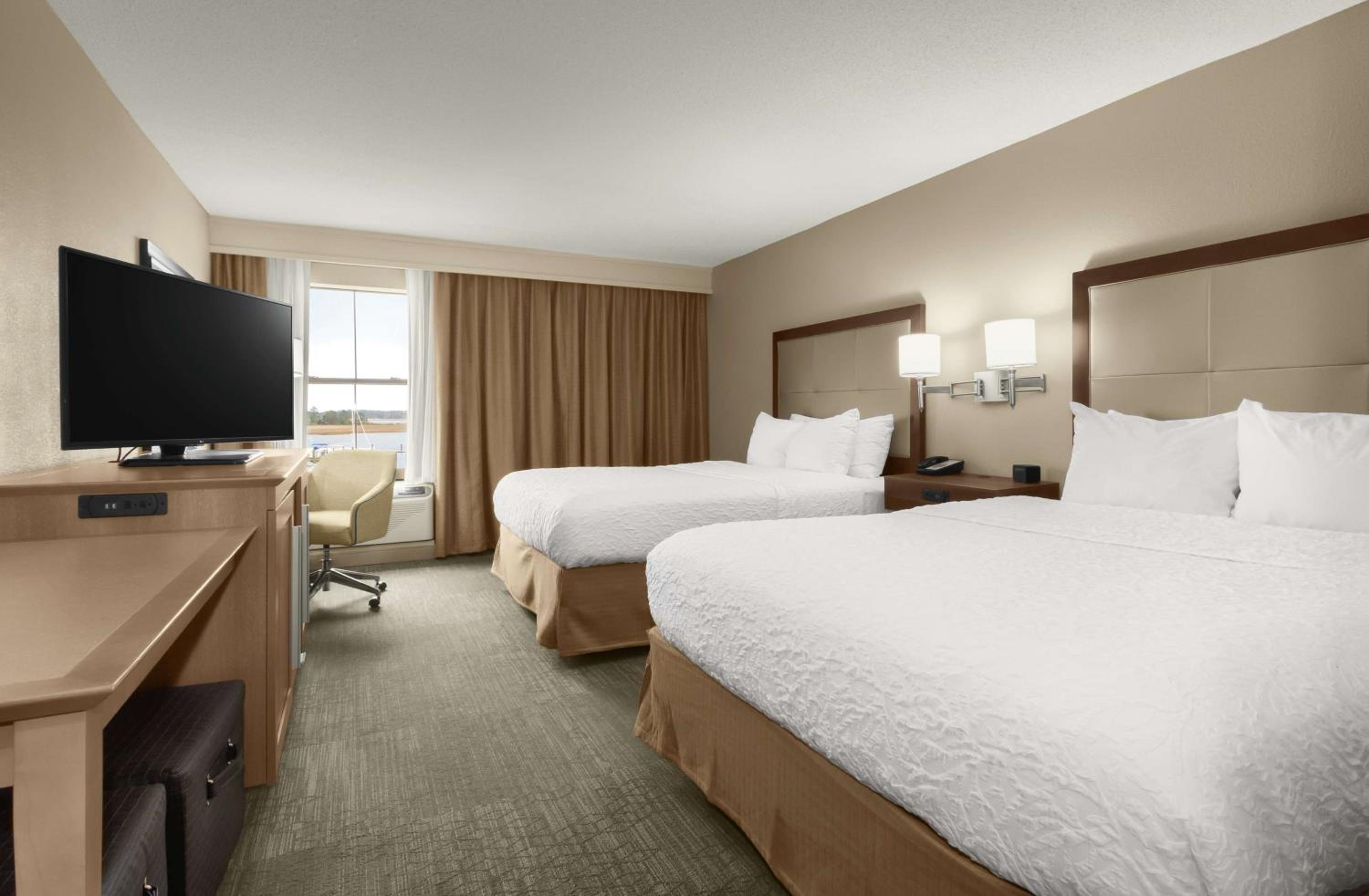 Queen Room with Two Queen Beds and Water View - Non-Smoking - Photo 3
