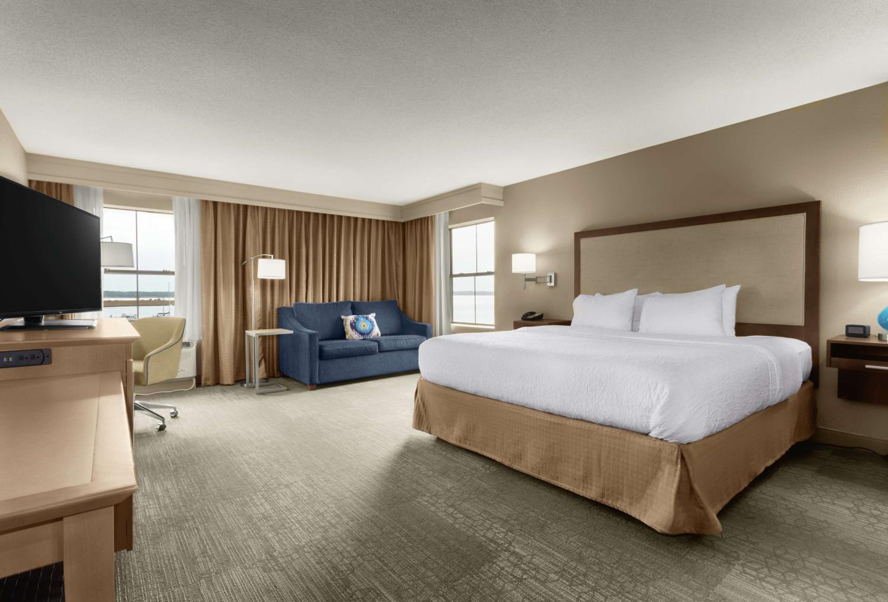 Deluxe King Room - Non-Smoking - Photo 6