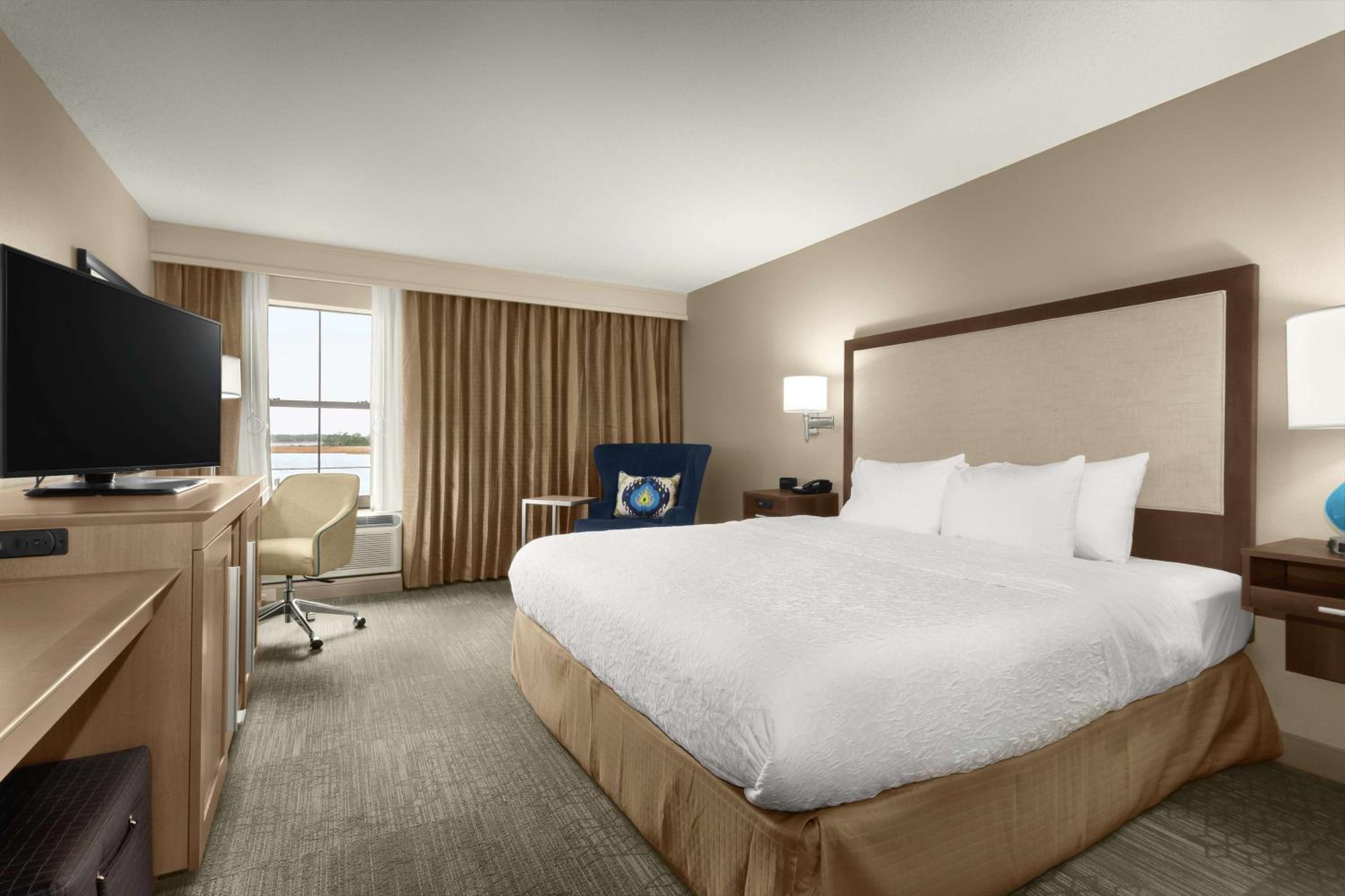 King Room with Water View - Photo 3