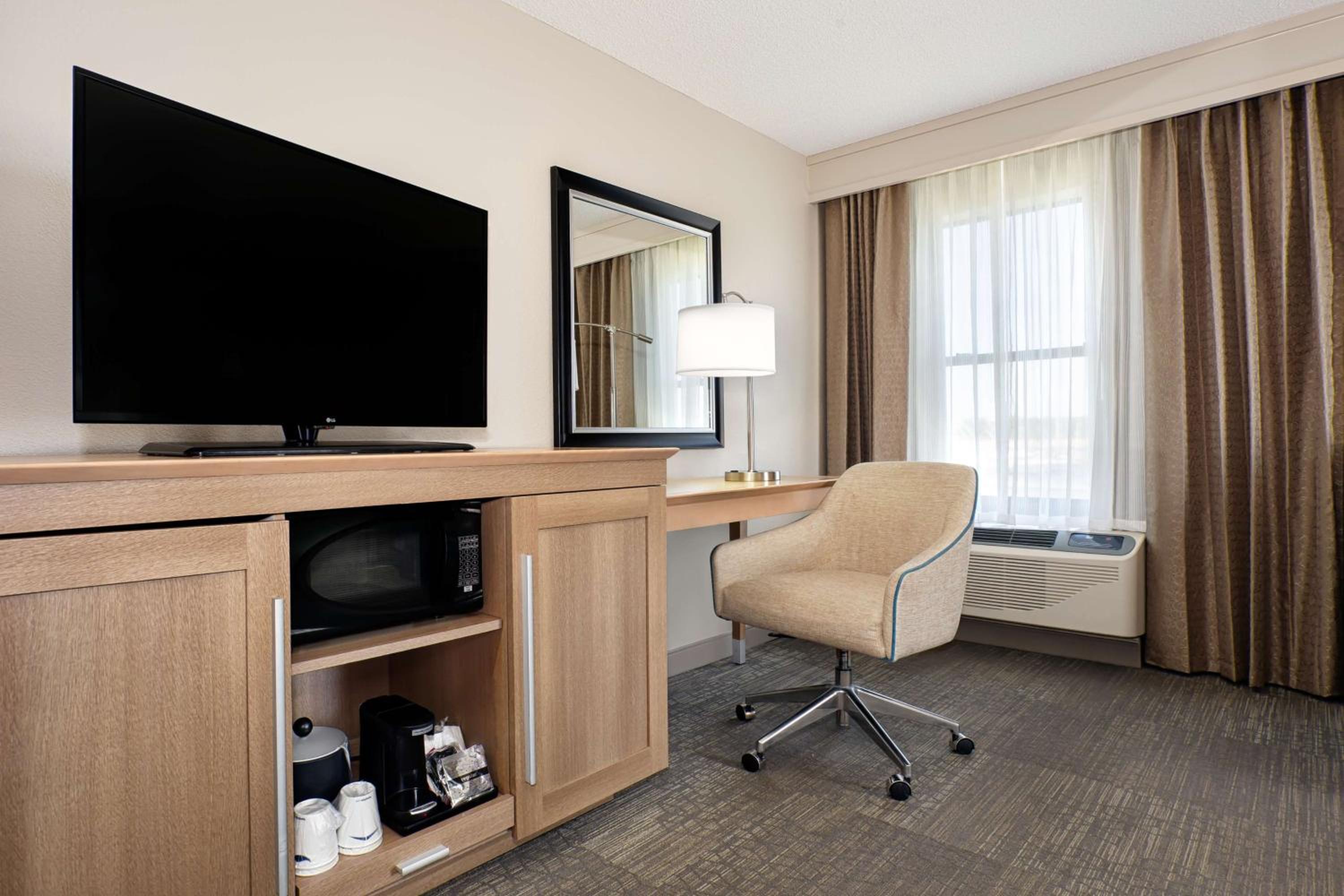 Premium King Room - Water View - Photo 3