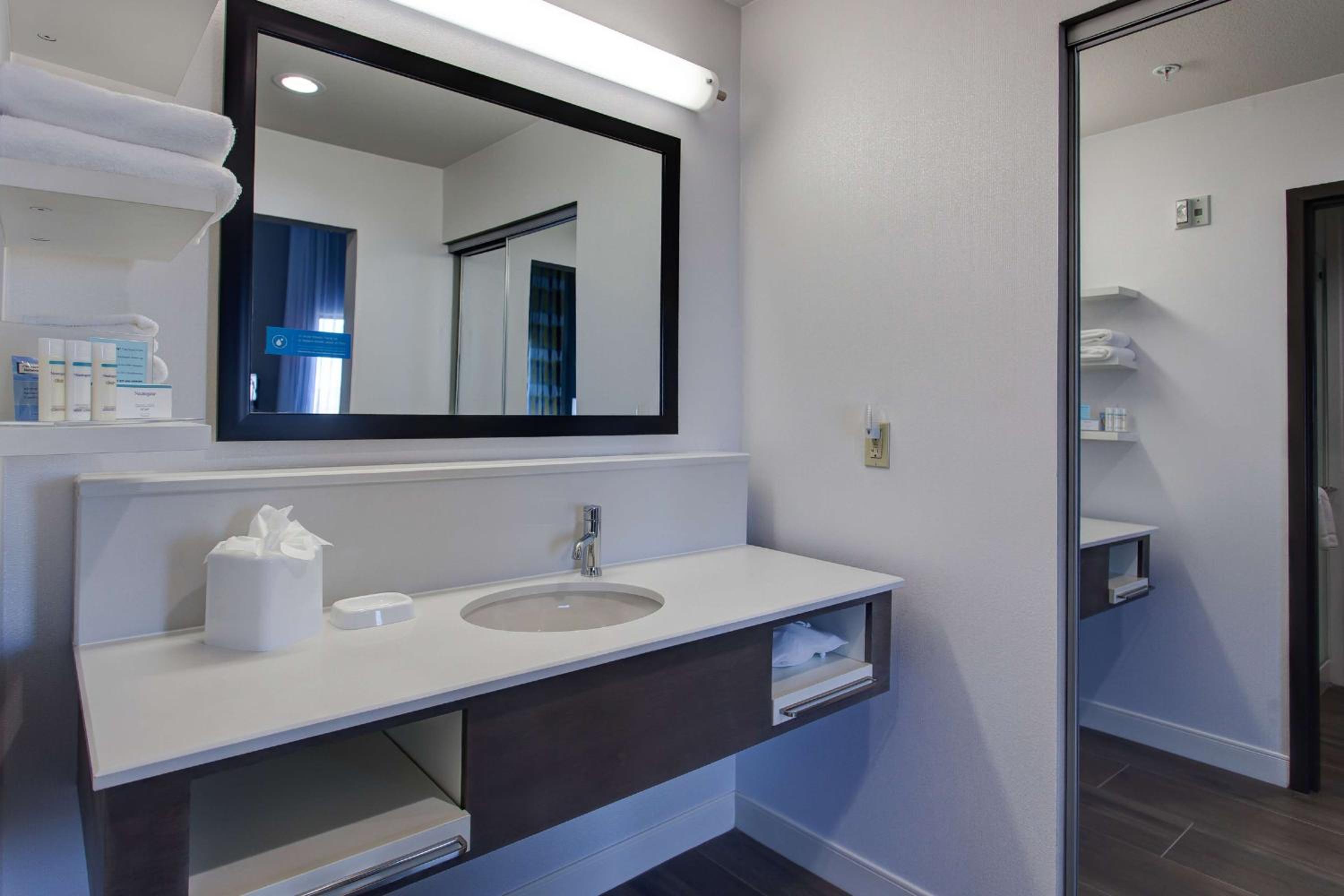 Queen Room with Two Queen Beds - Hearing Access/Non-Smoking photo 2