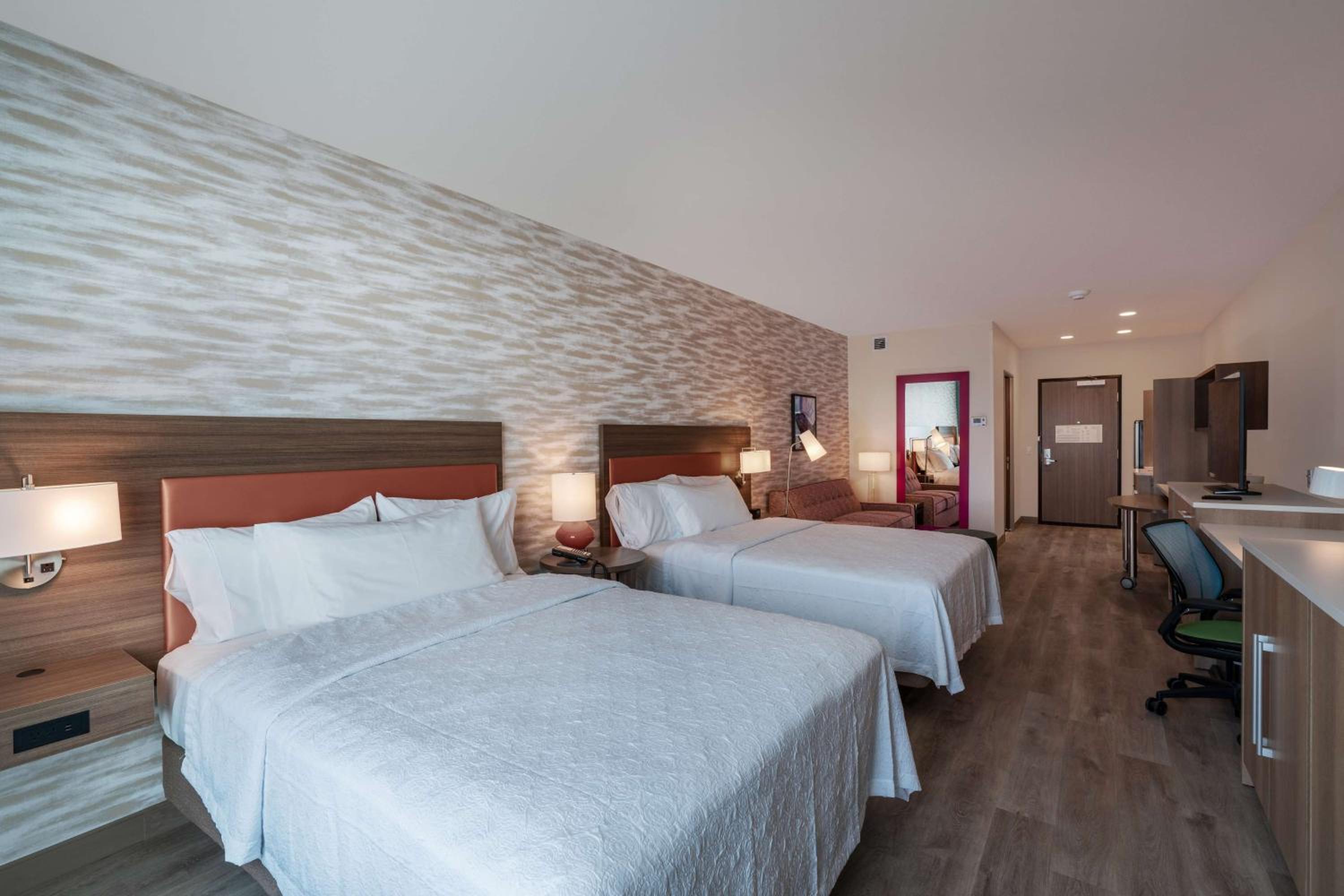 Queen Studio with Two Queen Beds - Non-Smoking photo 2