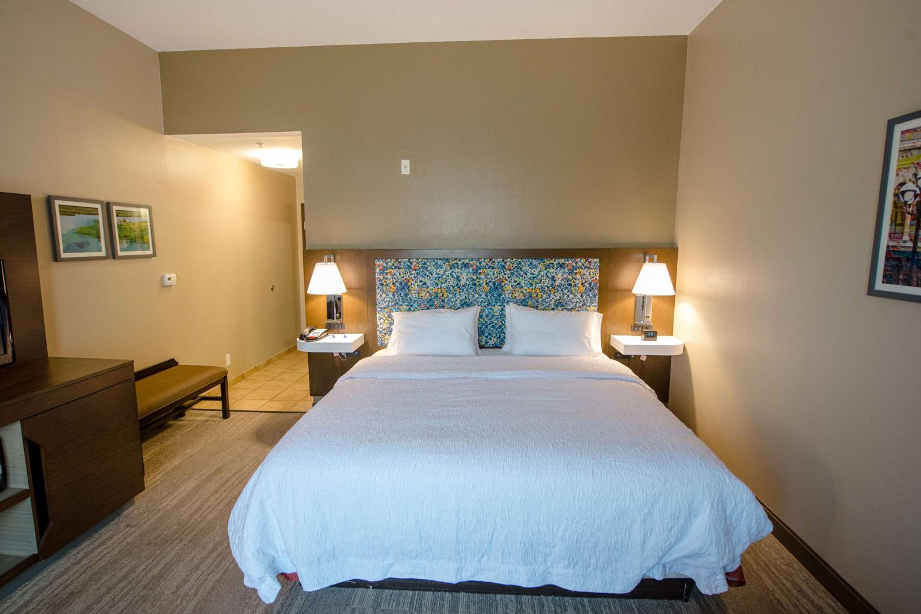 King Room with King Bed - Non-Smoking - Photo 1