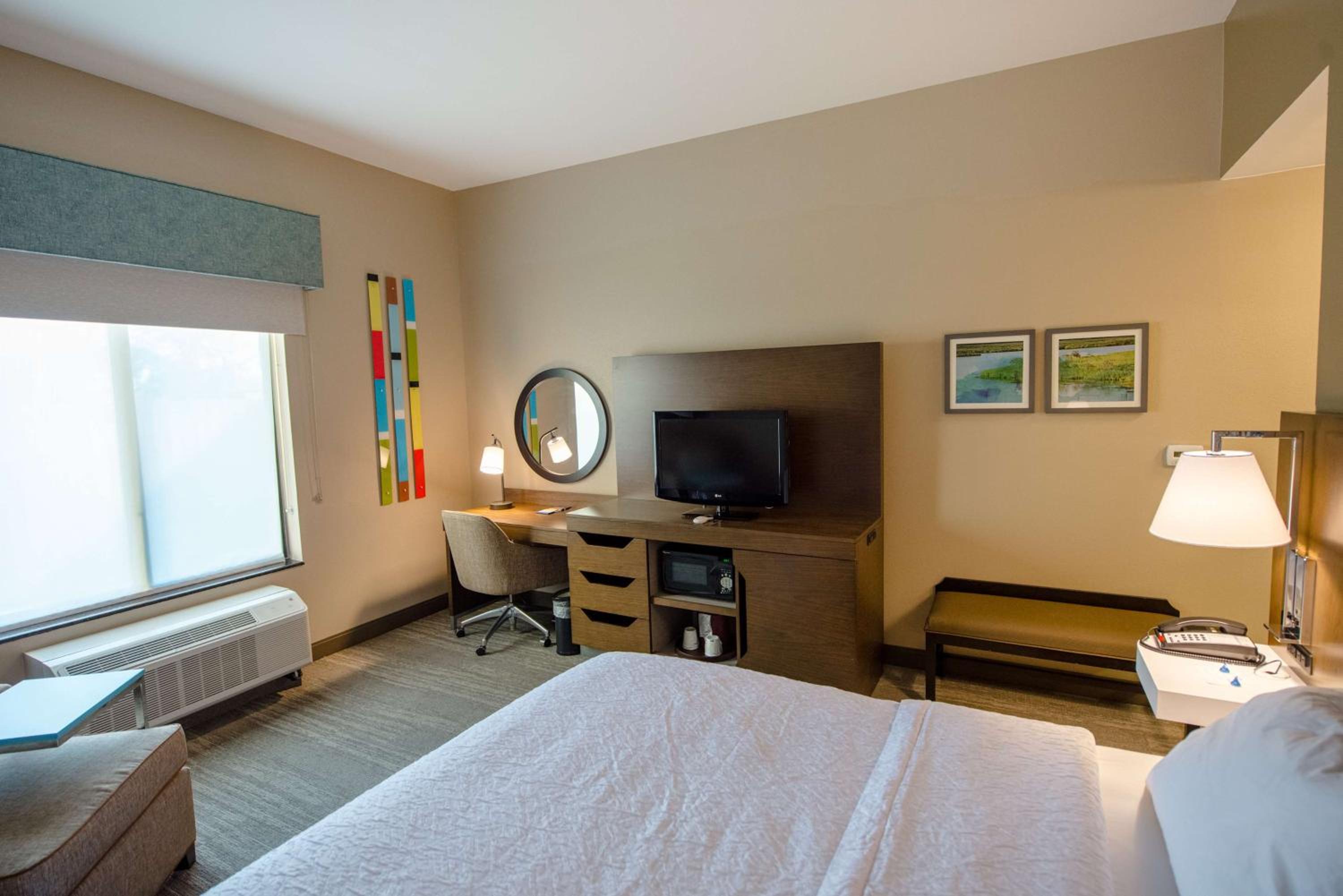 King Room with King Bed - Non-Smoking - Photo 2