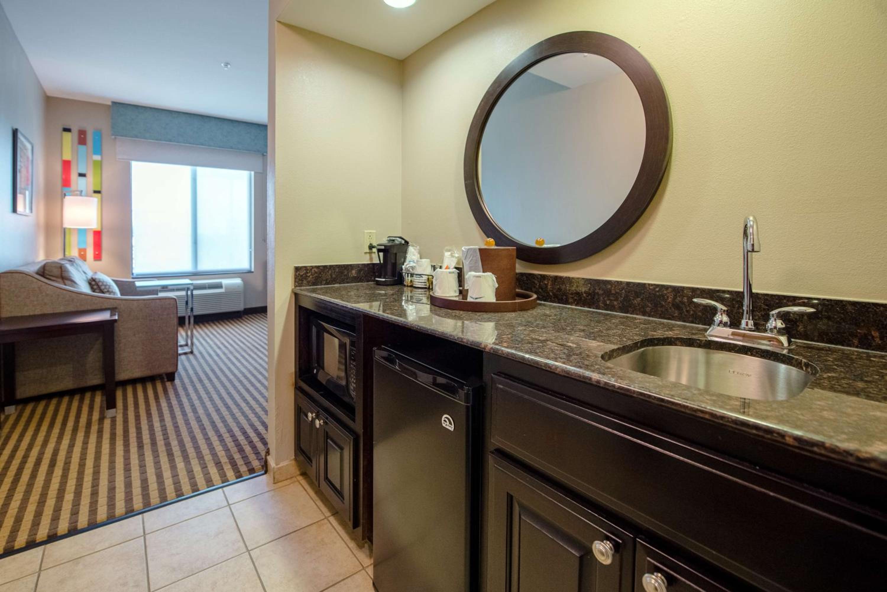 King Studio Suite - Non-Smoking - Photo 3