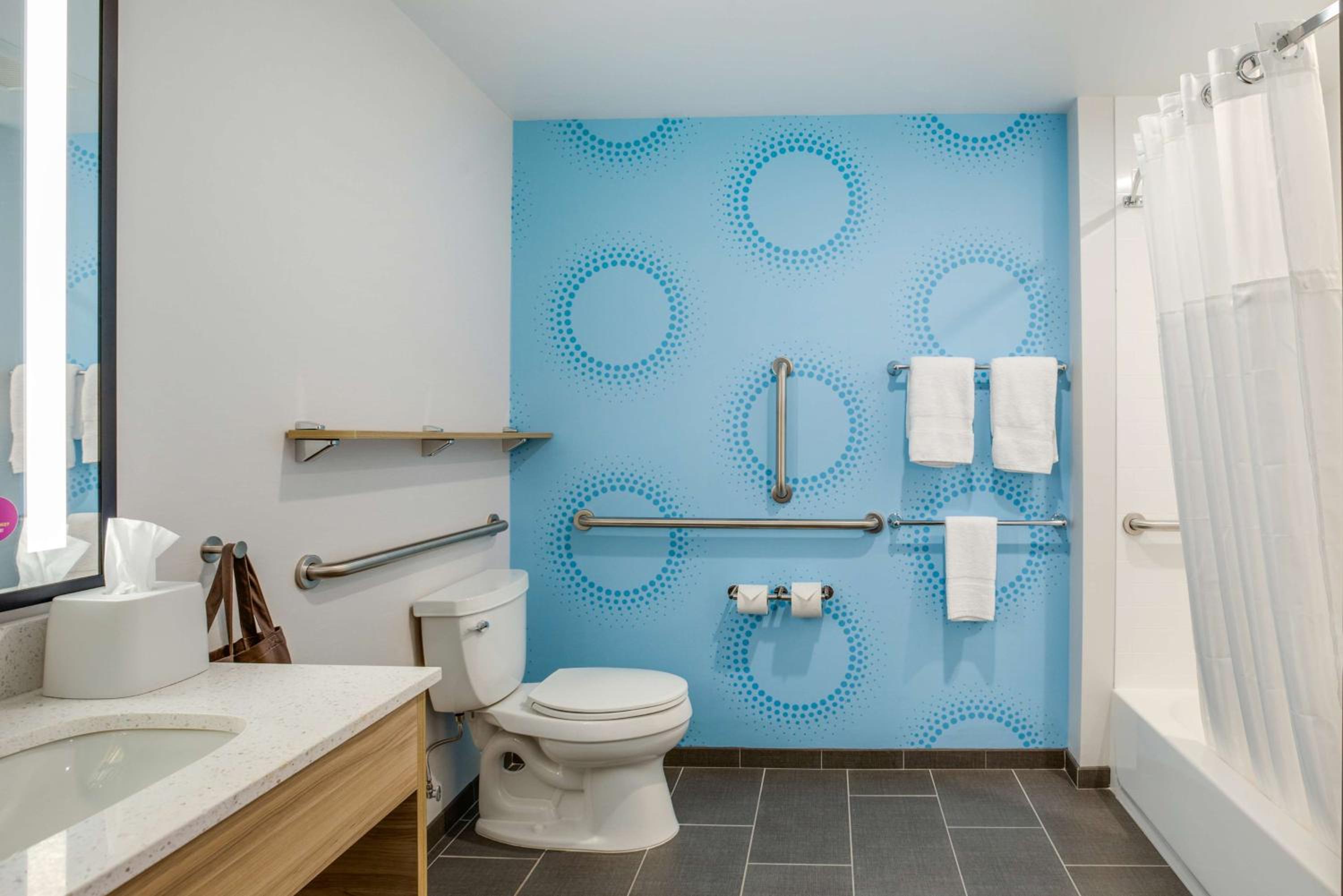 King Room with Bath Tub - Mobility Access - Photo 3