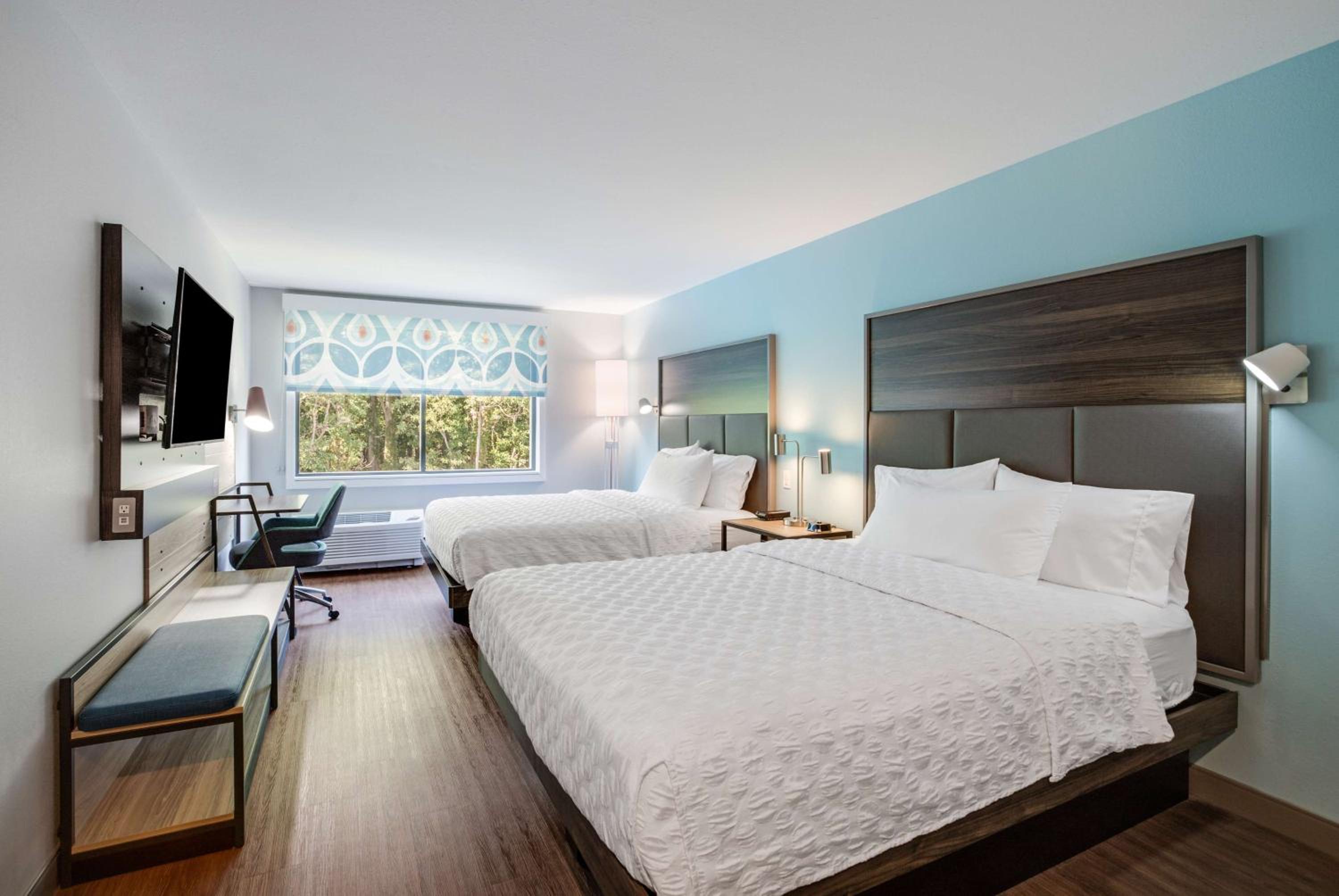 Queen Room with Two Queen Beds - Photo 2