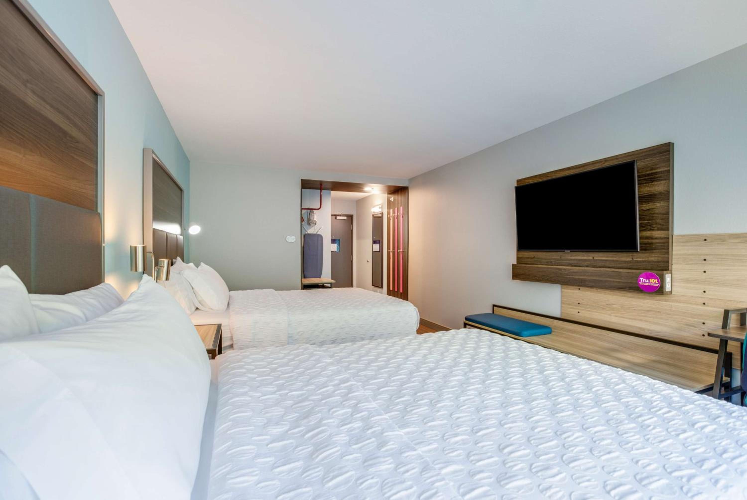 Queen Room with Two Queen Beds - Photo 3