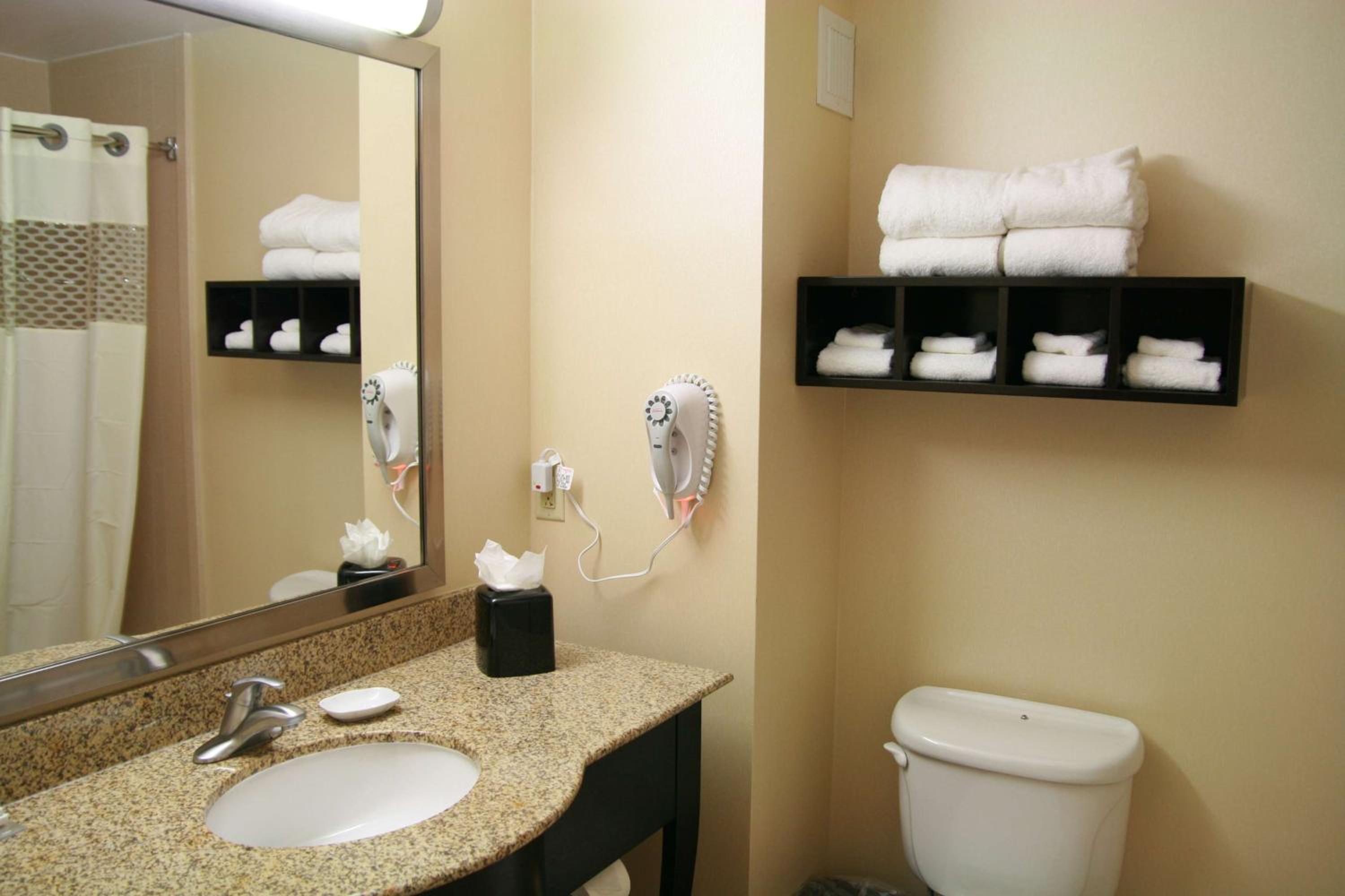 Queen Room with Two Queen Beds photo 2