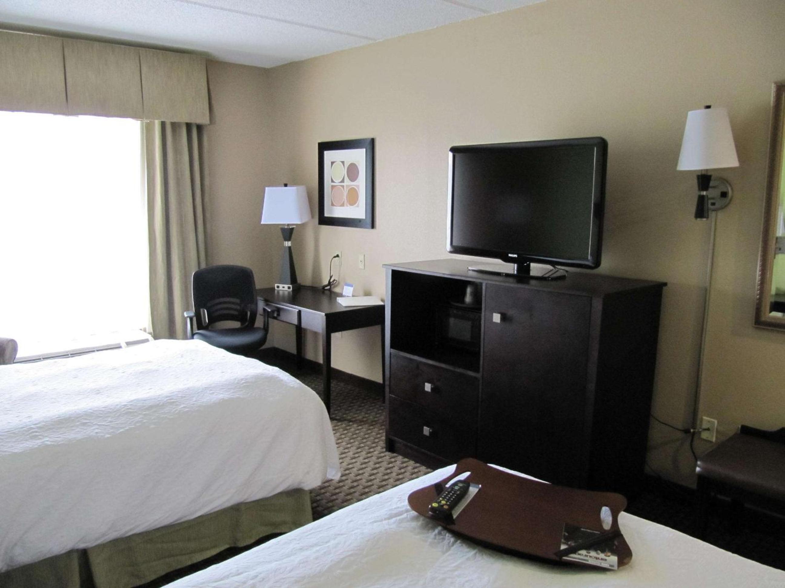 Room with Two Queen Beds - Non-Smoking - Photo 3