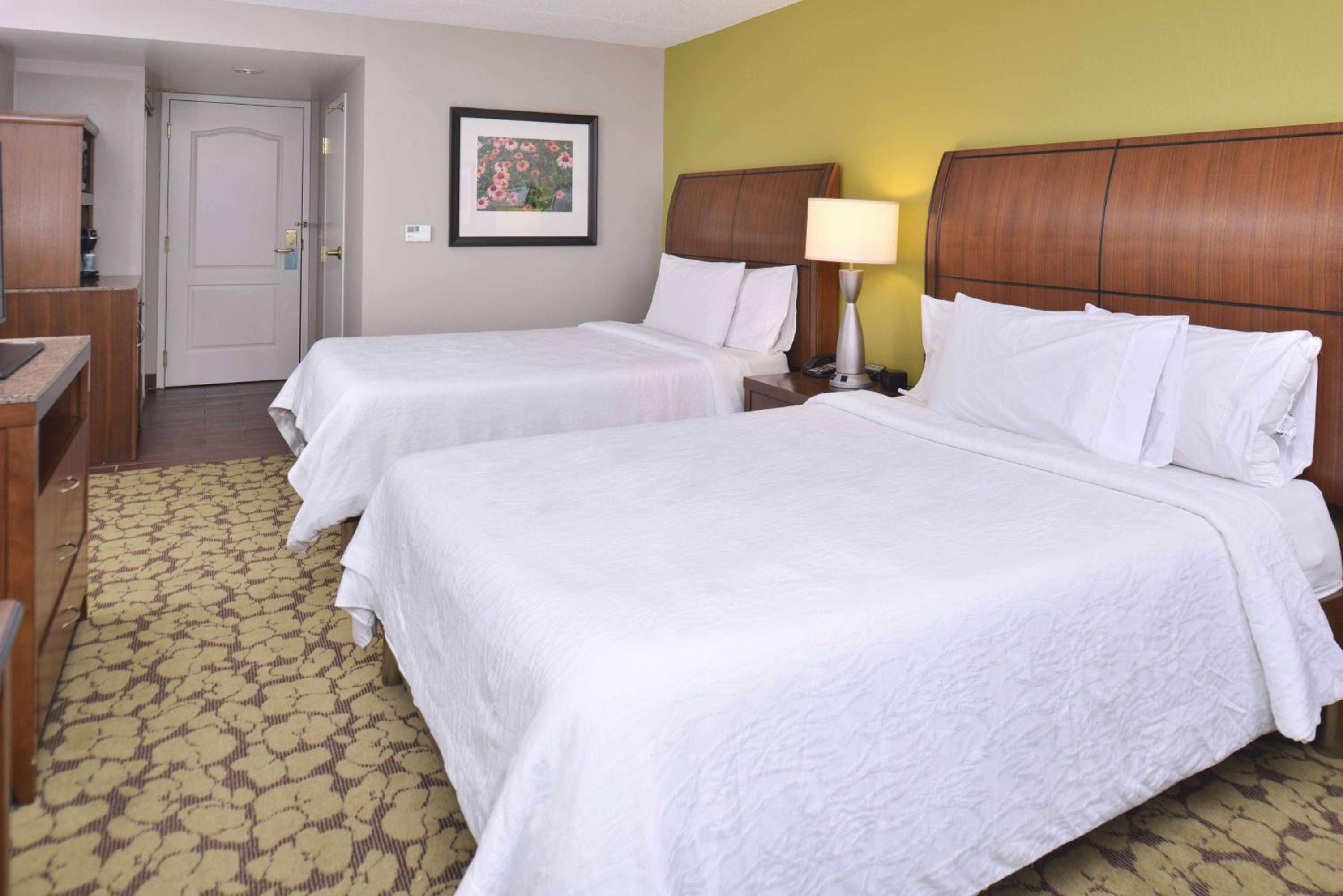 Queen Room with Two Queen Beds - Photo 3