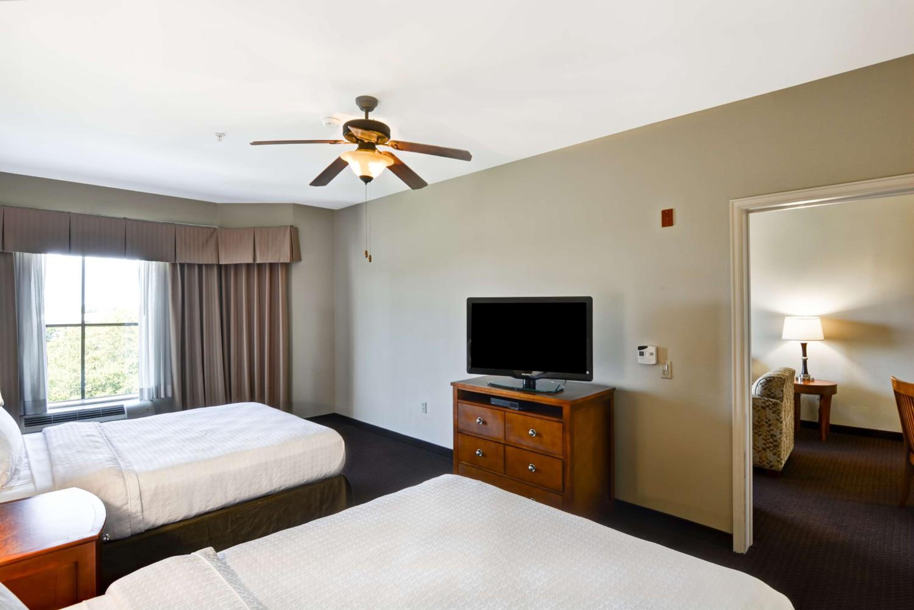 One-Bedroom Queen Suite with Two Queen Beds - Non-Smoking - Photo 1