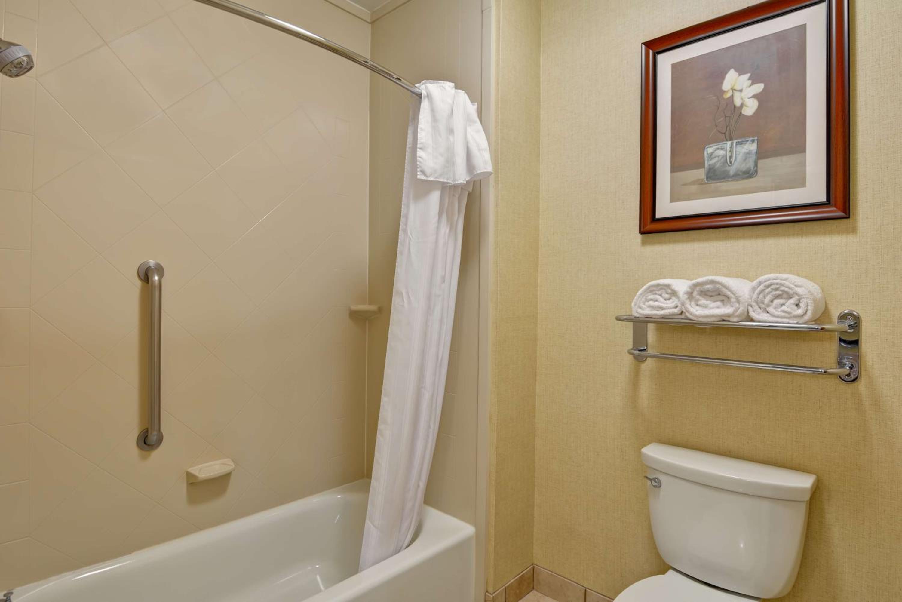 One-Bedroom Queen Suite with Two Queen Beds - Non-Smoking - Photo 3