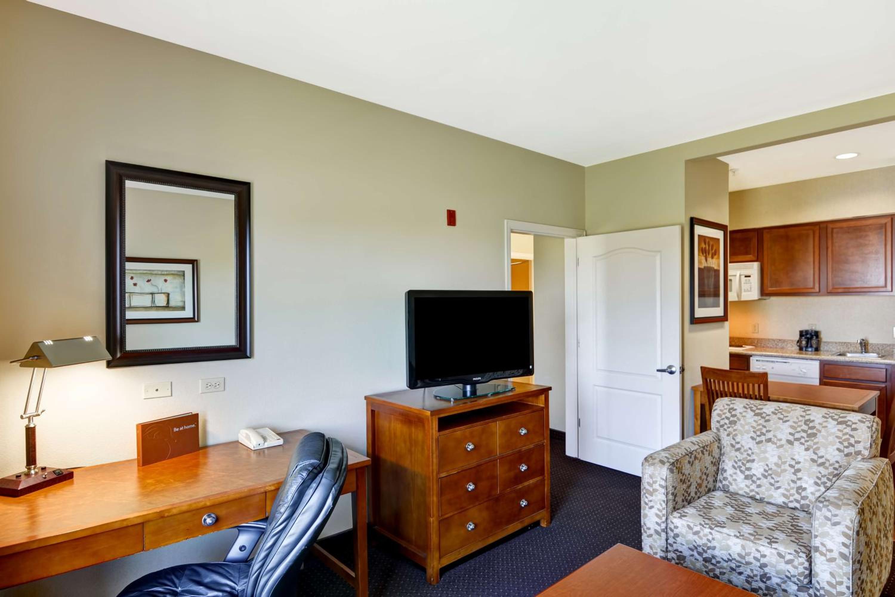 One-Bedroom King Suite - Non-Smoking - Photo 3