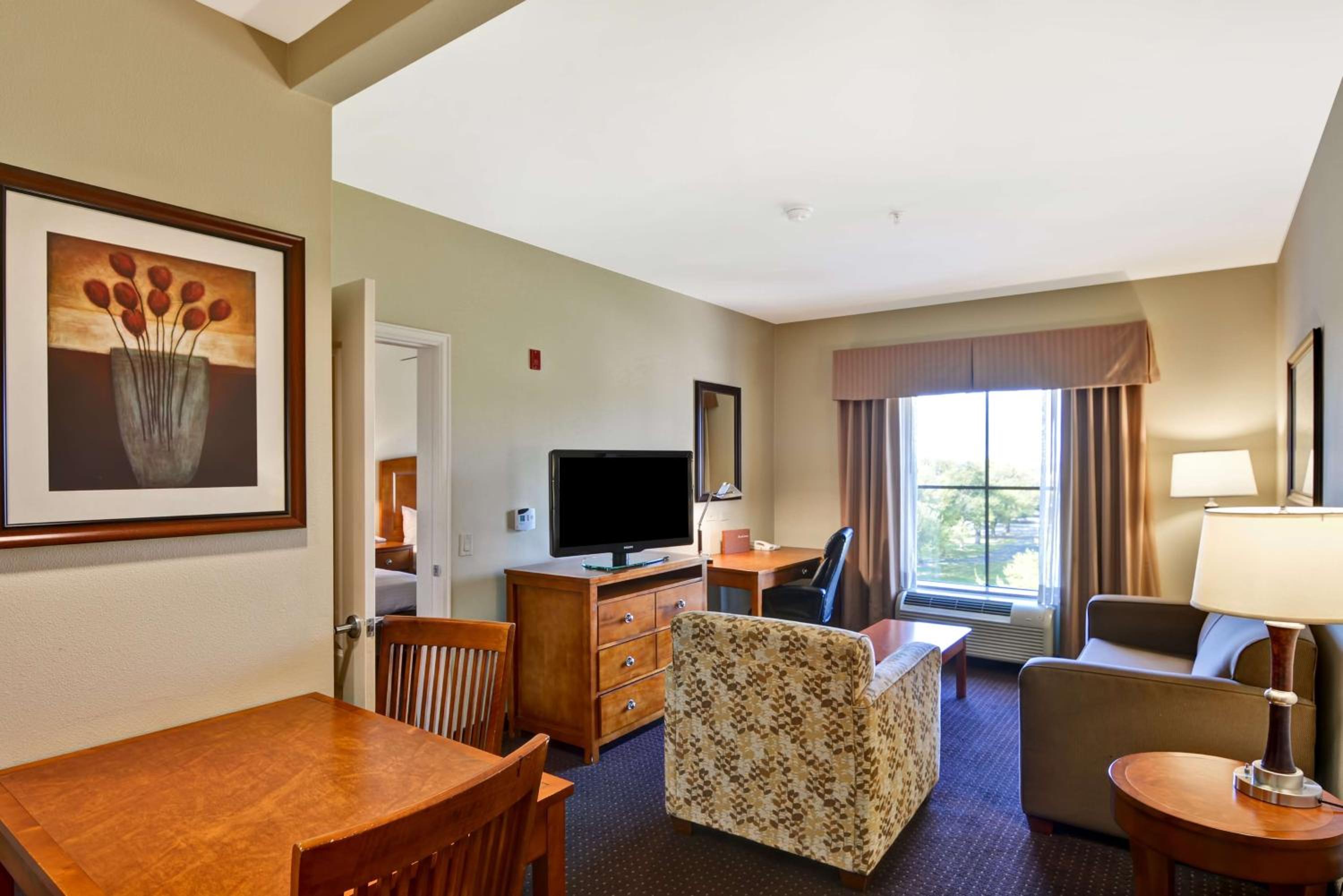 One-Bedroom Queen Suite with Two Queen Beds - Non-Smoking - Photo 2