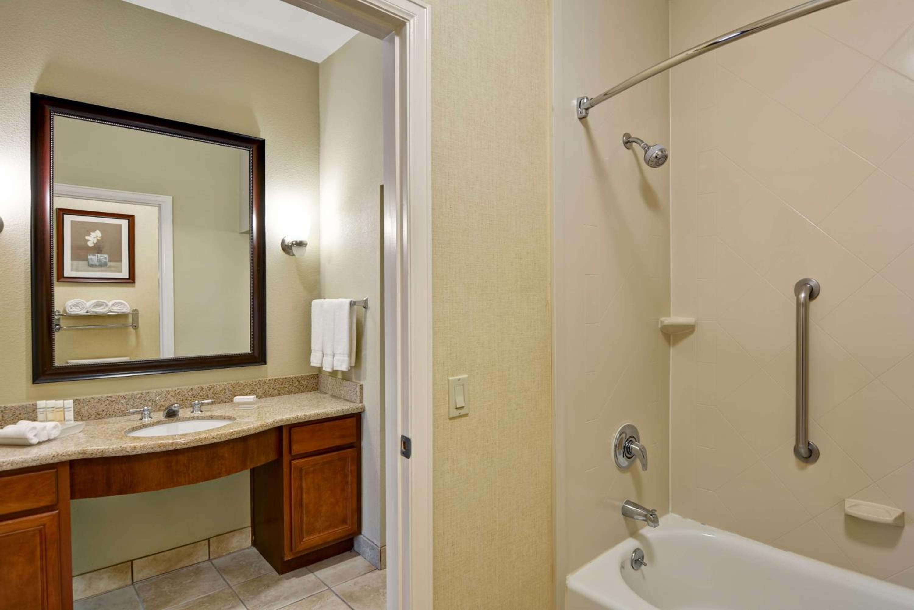 One-Bedroom Queen Suite with Two Queen Beds - Non-Smoking - Photo 4