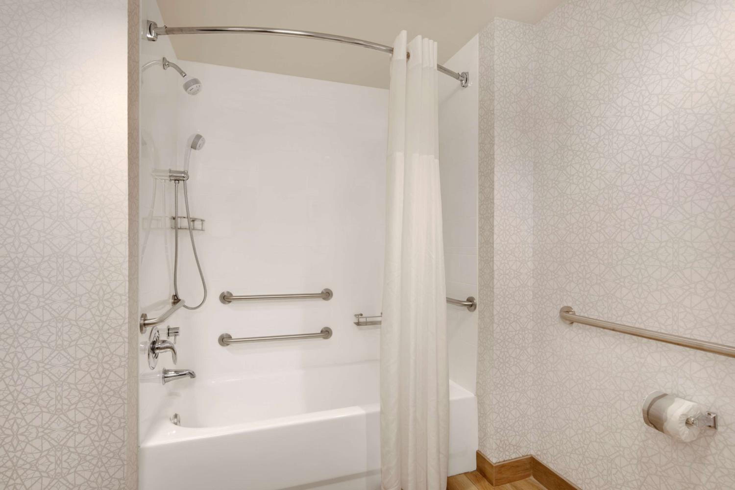 Queen Room with Two Queen Beds - Mobility Access/Non-Smoking - Photo 5
