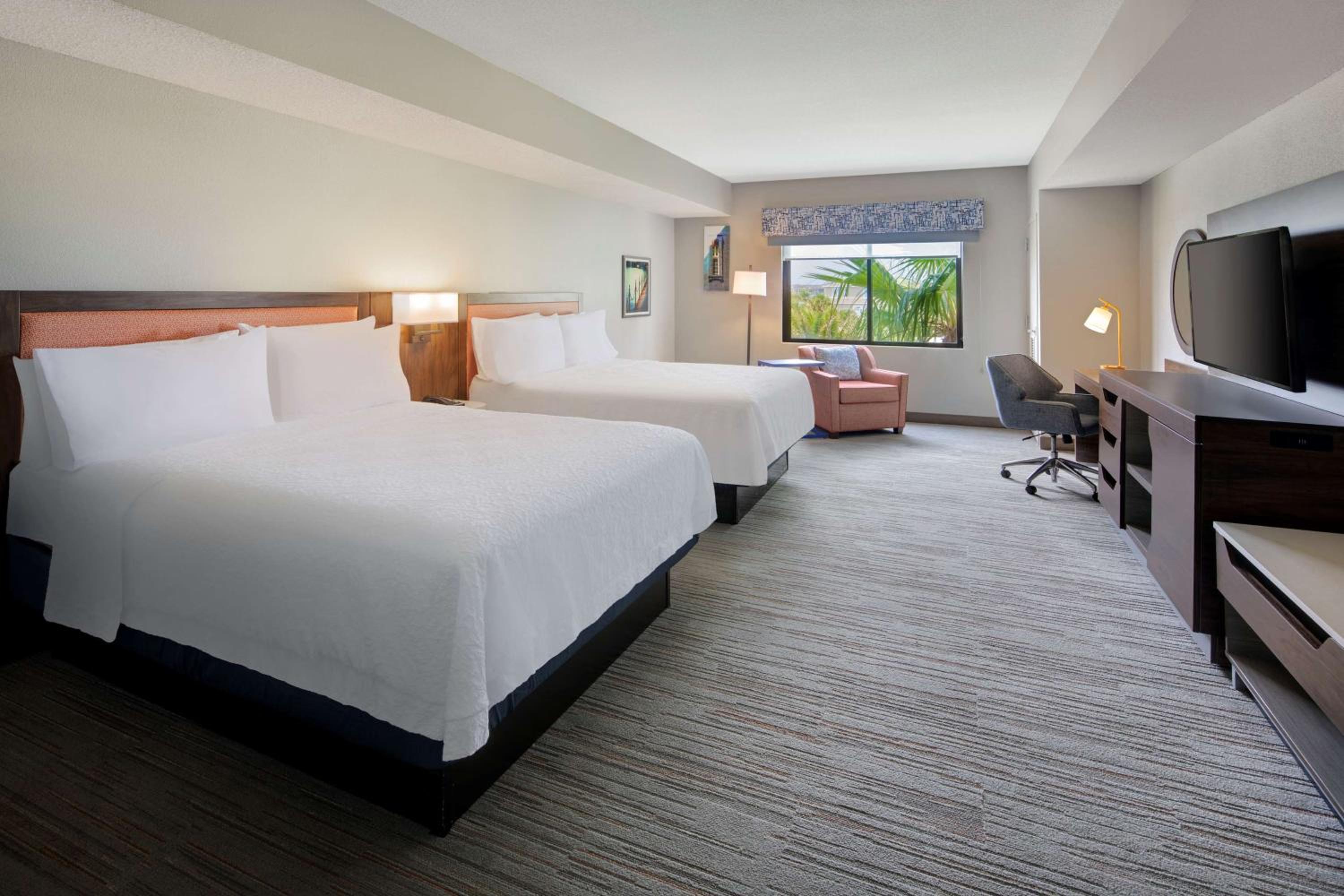 Queen Room with Two Queen Beds and City View - Non-Smoking - Photo 2