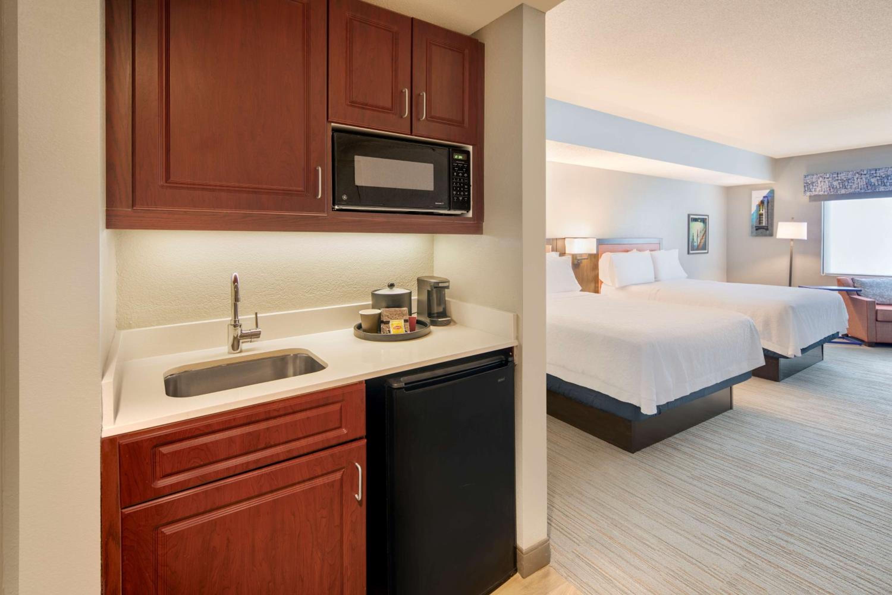 Queen Room with Two Queen Beds and City View - Non-Smoking - Photo 6