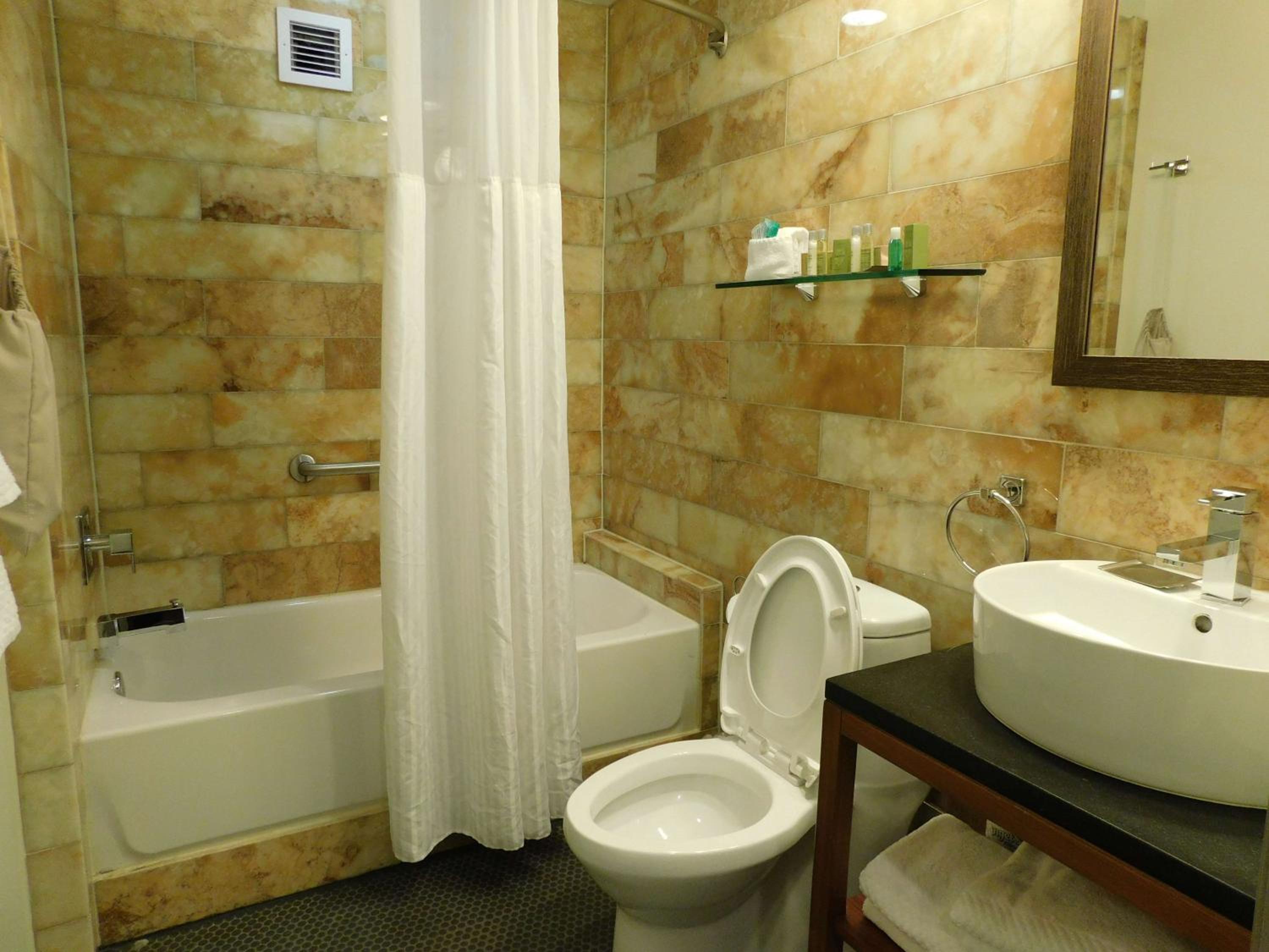 Queen Room with Two Queen Beds - Photo 2