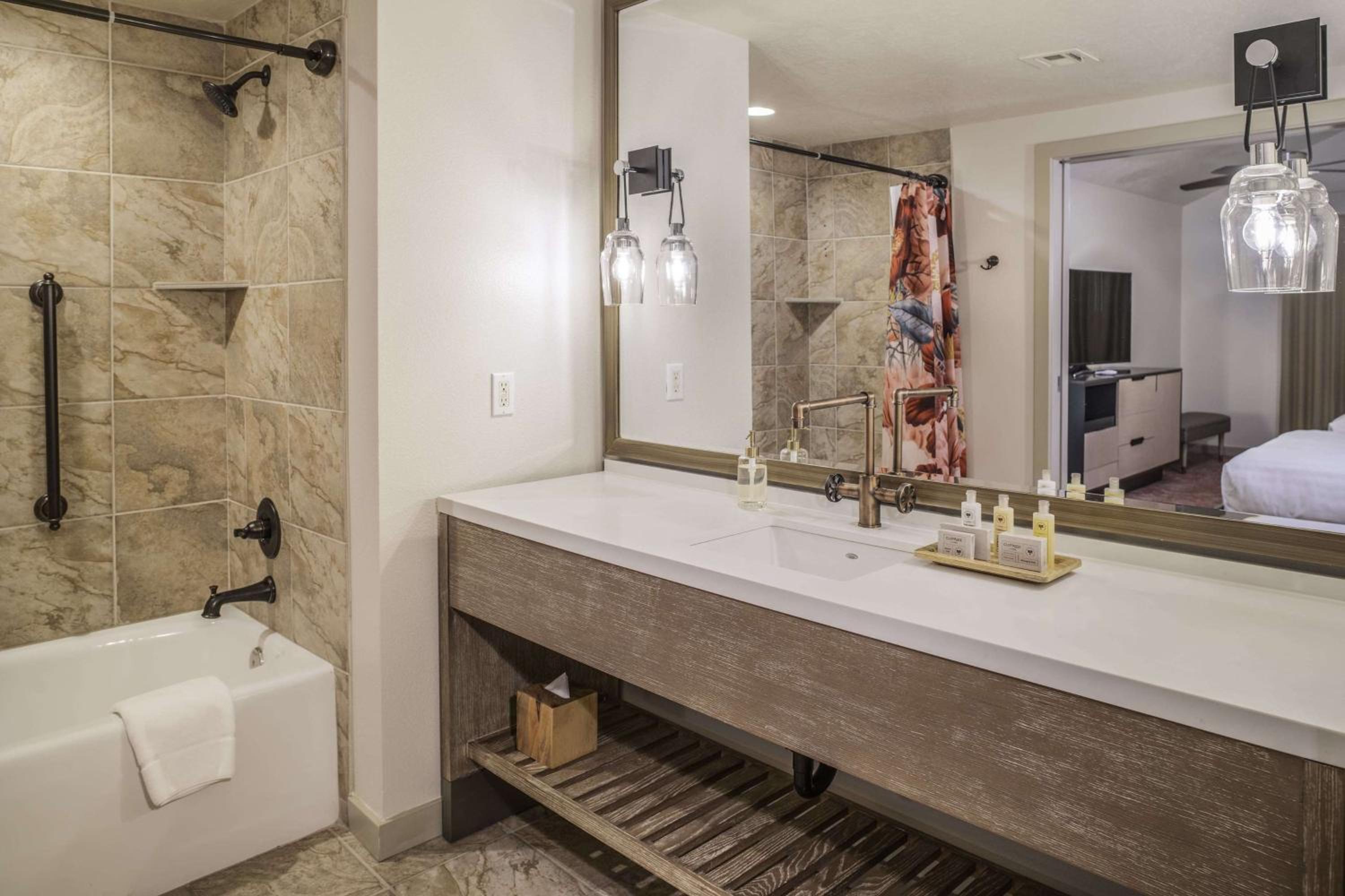 Two-Bedroom Suite with One King Bed, Two Queen Beds and Tub - Mobility and Hearing Accessible - Photo 3
