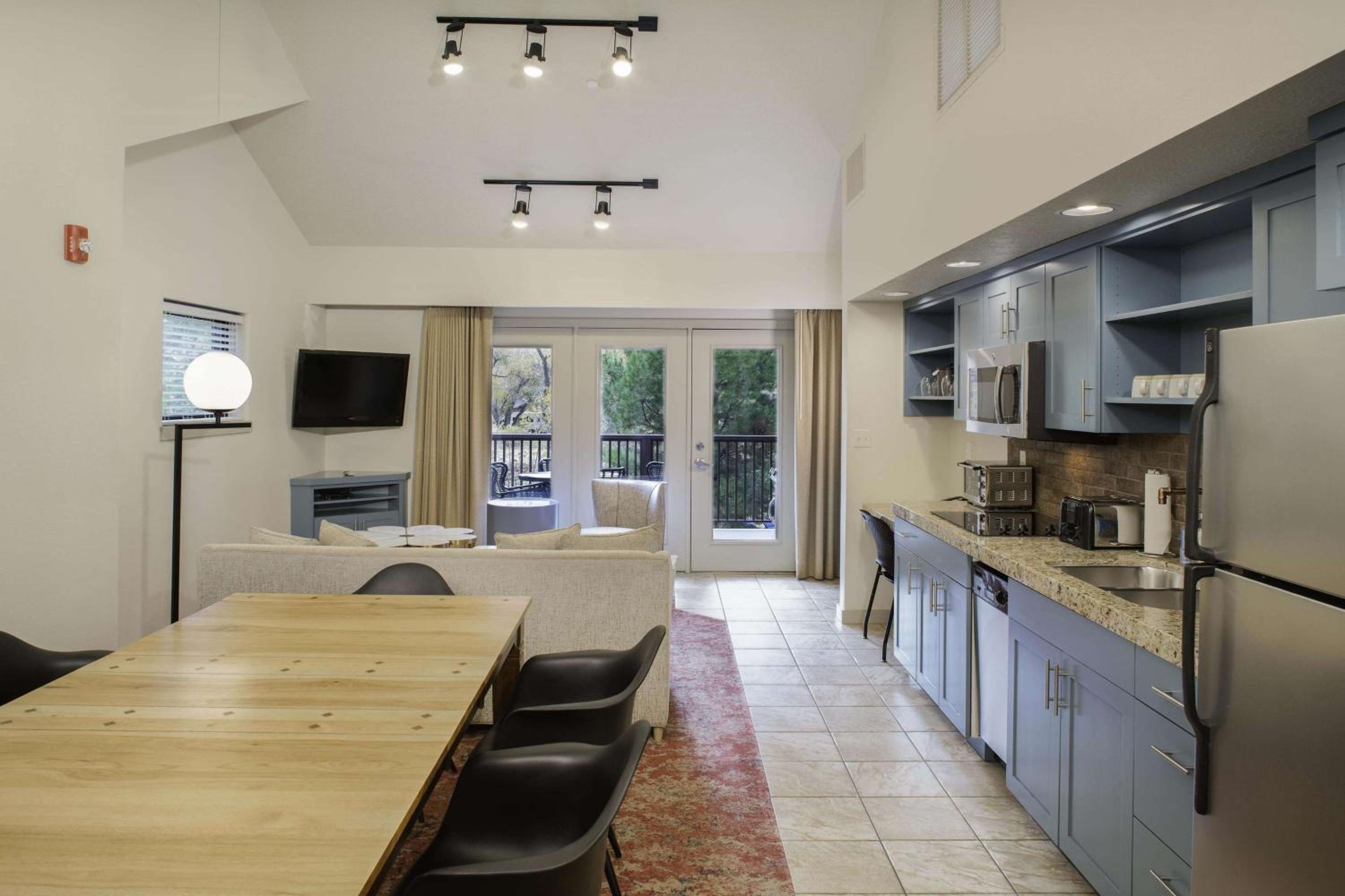 Two-Bedroom Suite with One King Bed, Two Queen Beds and Tub - Mobility and Hearing Accessible - Photo 2