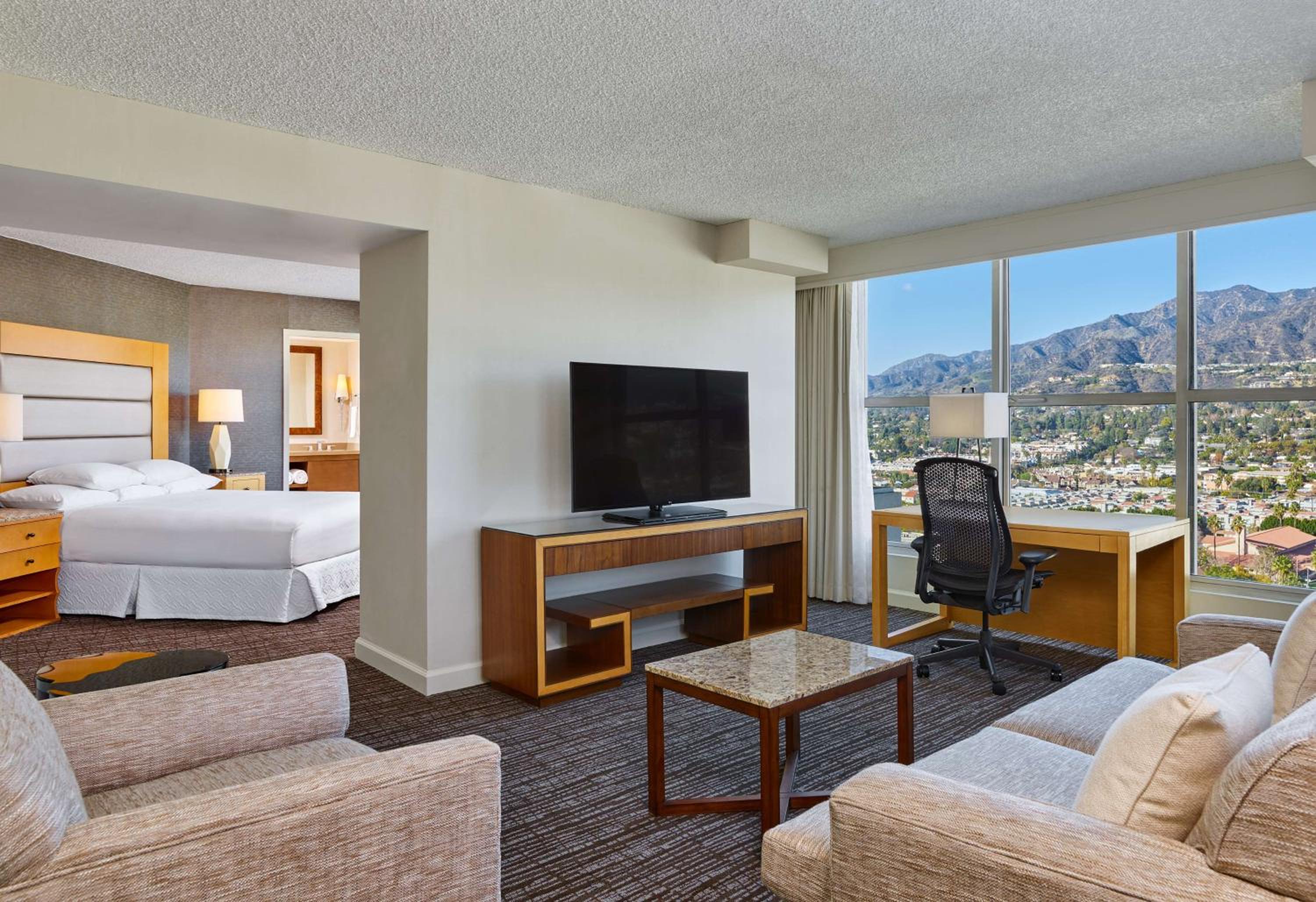 One-Bedroom Suite - Executive Floor - Photo 3