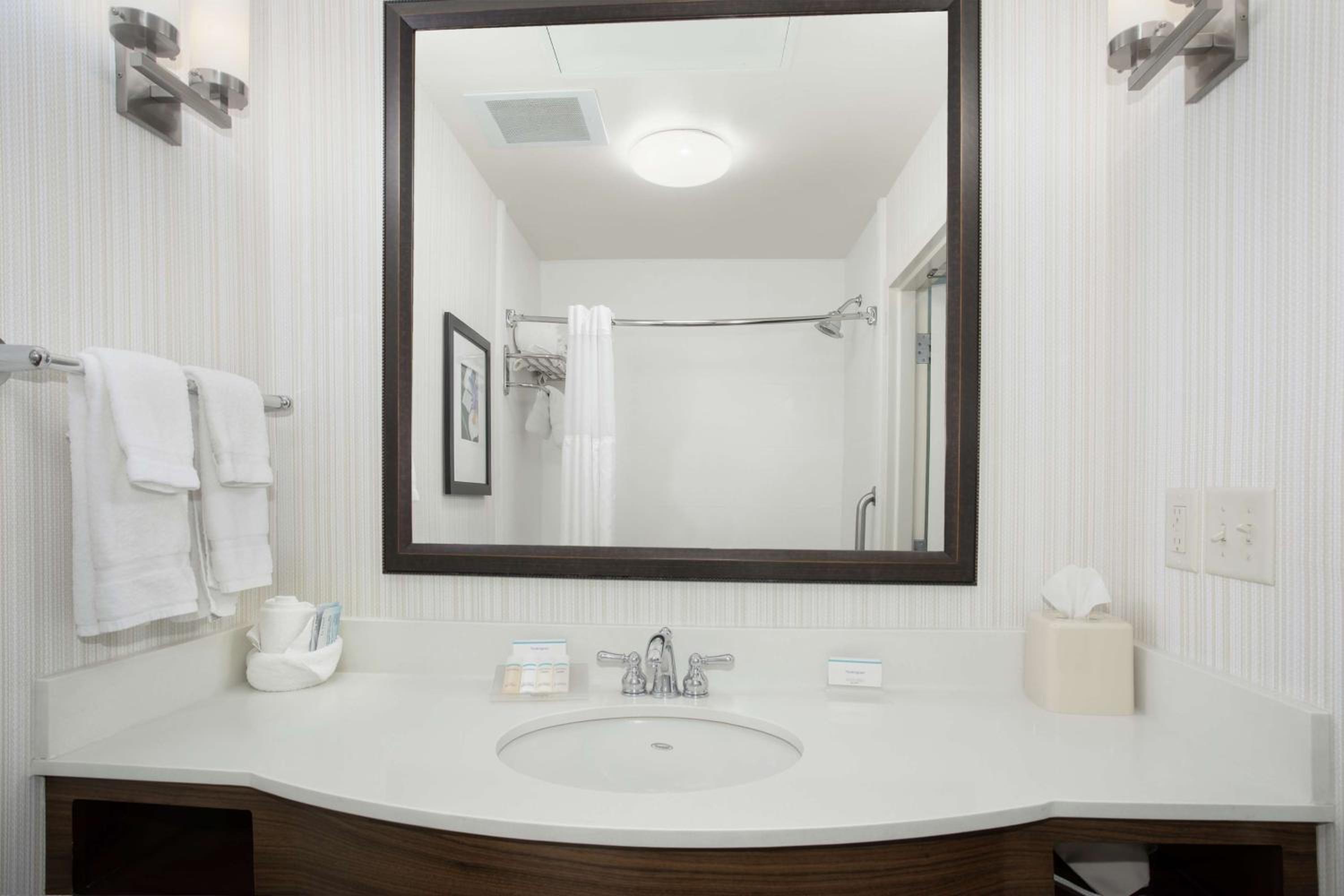 King Room with Tub - Mobility and Hearing Access photo 2