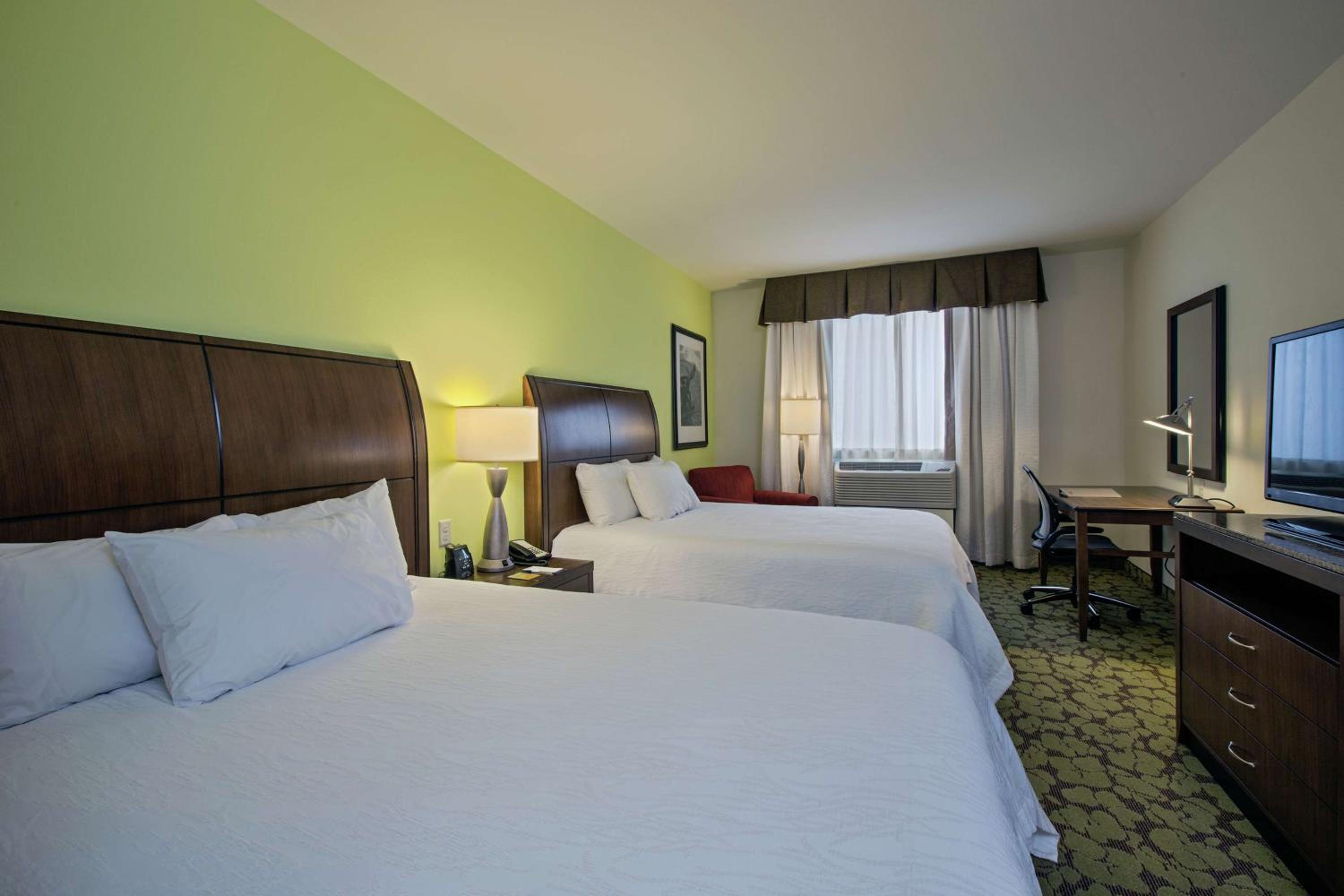 Queen Room with Two Queen Beds photo 3