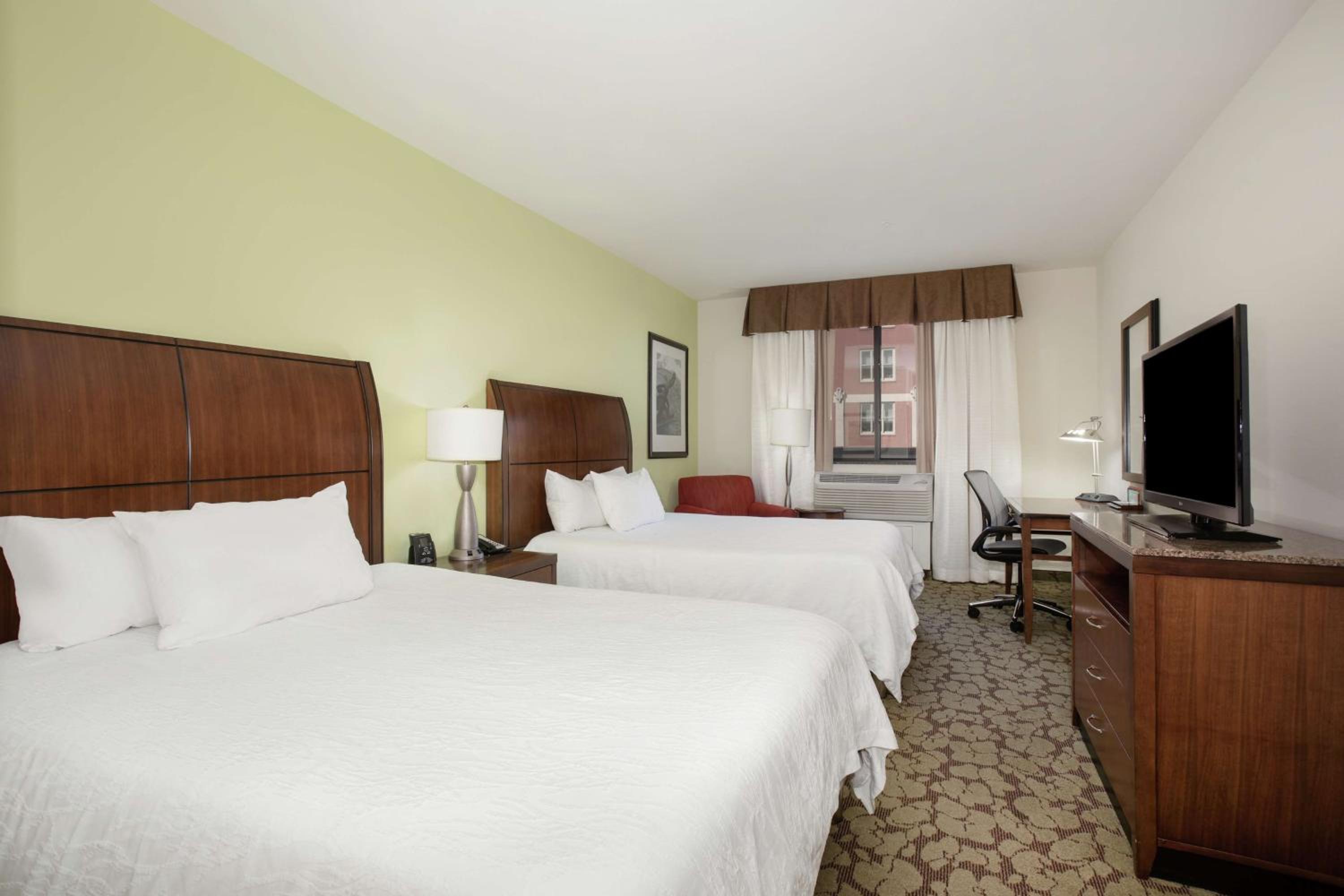 Queen Room with Two Queen Beds photo 2