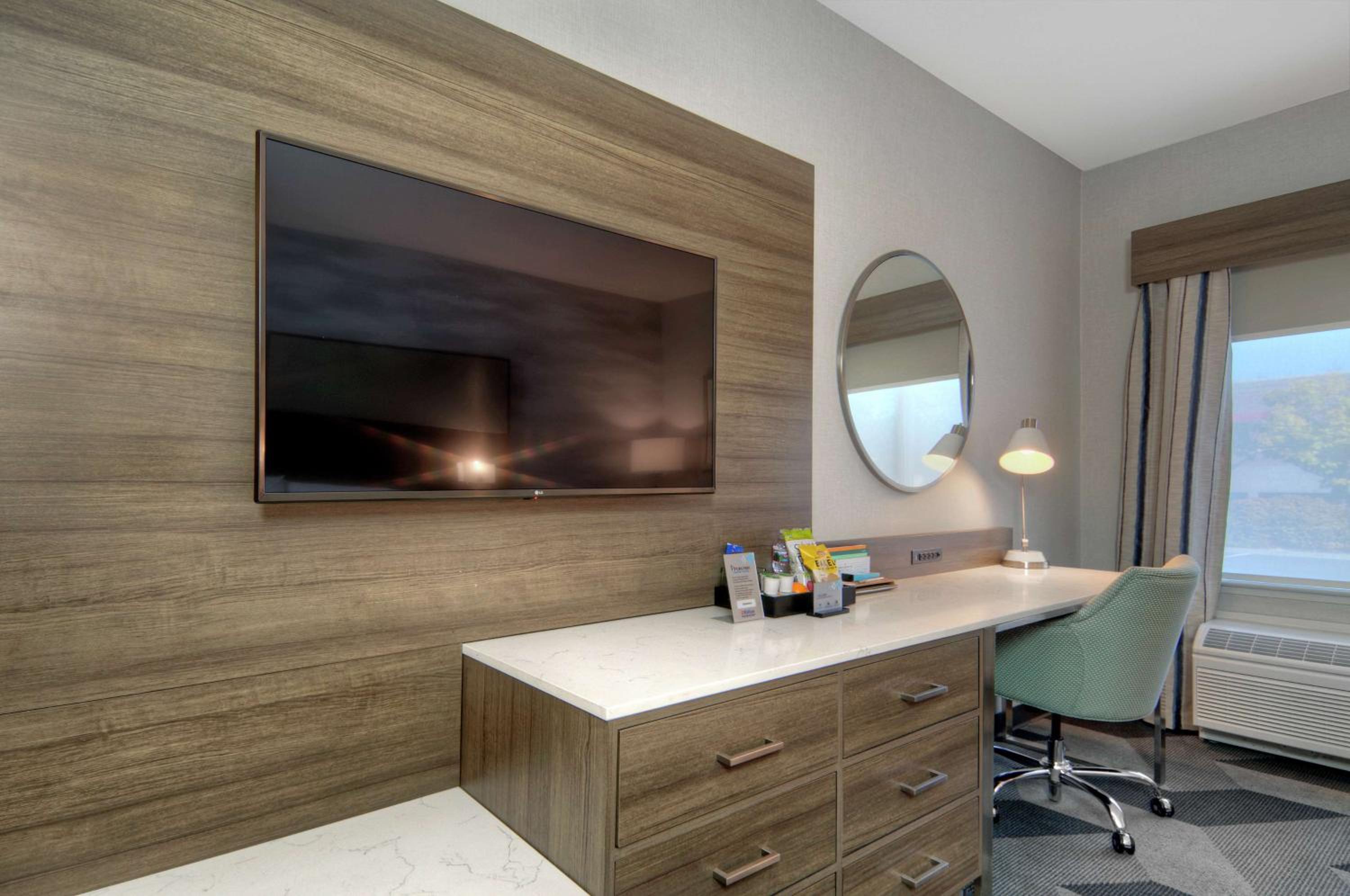 Premium King Room - Photo 8